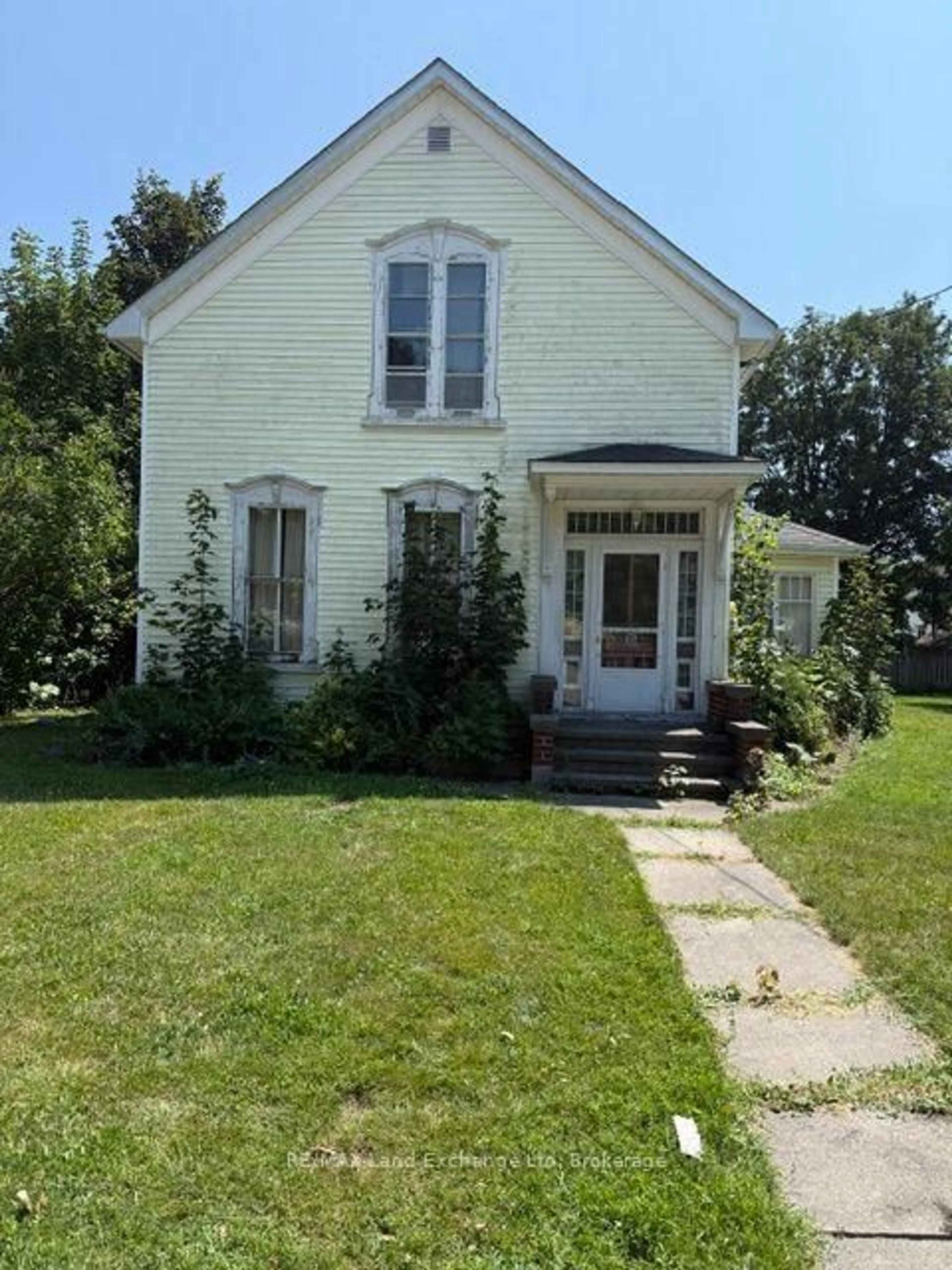 A pic from outside/outdoor area/front of a property/back of a property/a pic from drone, street for 98 Trafalgar St, Goderich Ontario N7A 1T6