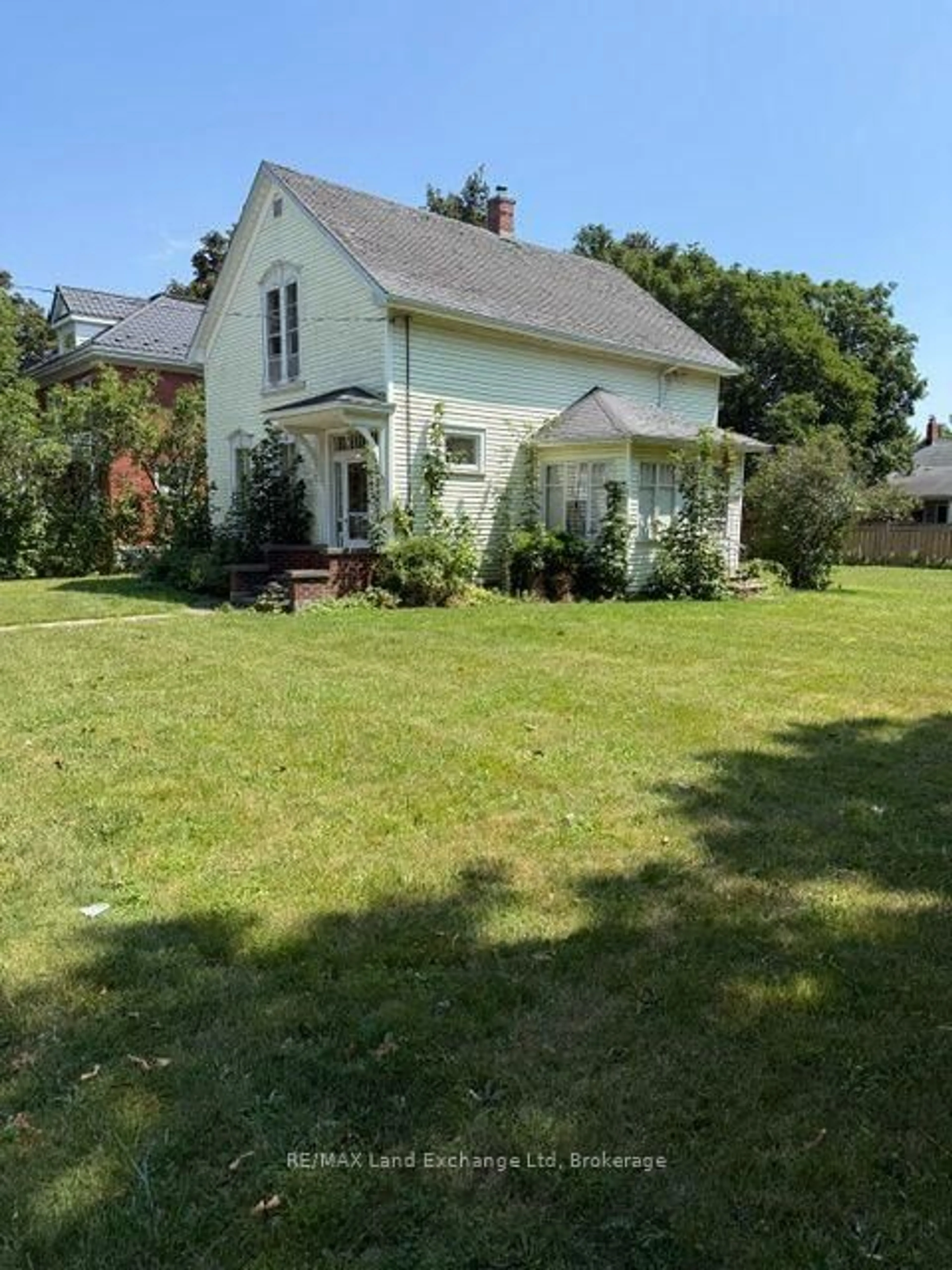 A pic from outside/outdoor area/front of a property/back of a property/a pic from drone, street for 98 Trafalgar St, Goderich Ontario N7A 1T6