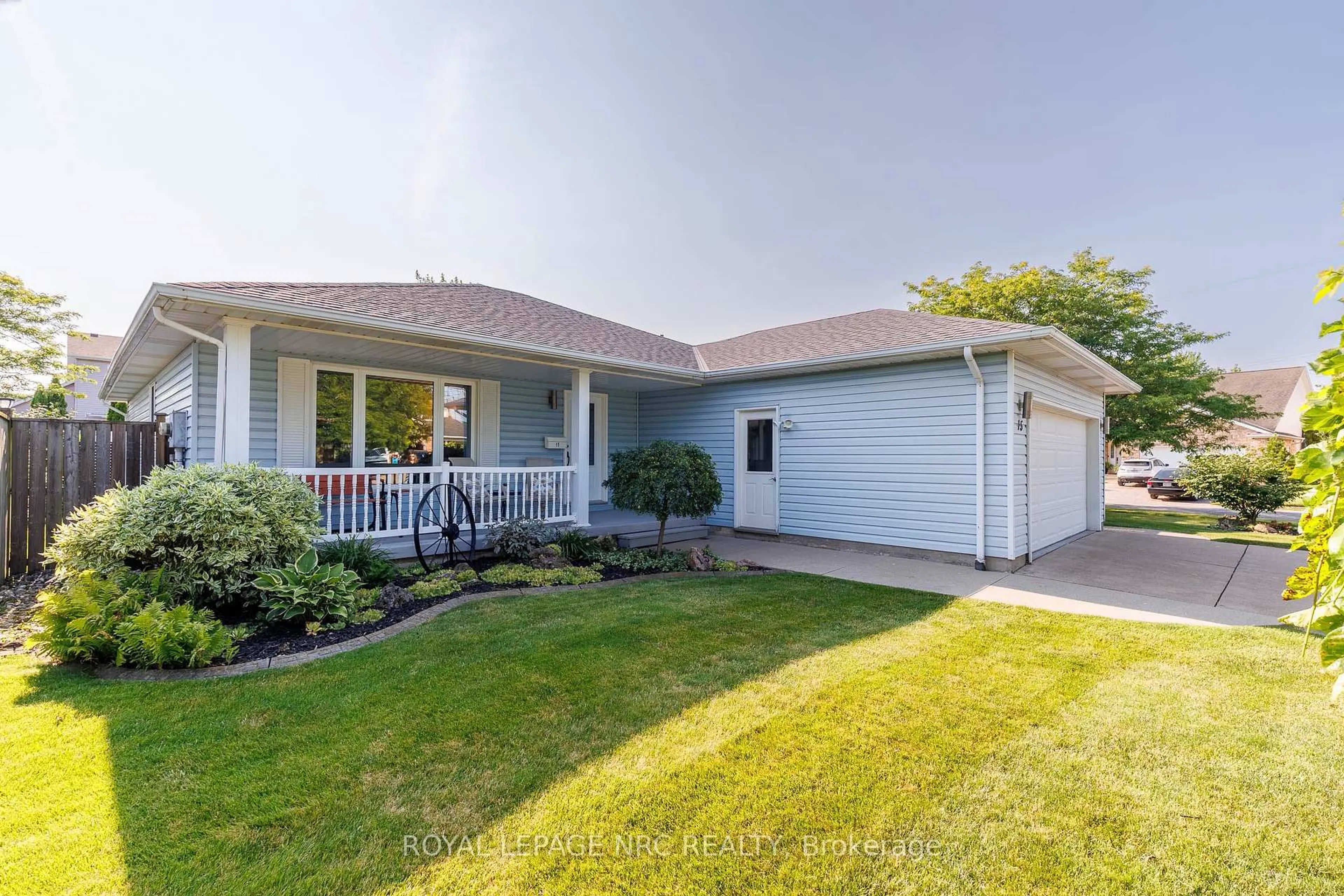 Home with vinyl exterior material, street for 15 Foxhill Cres, St. Catharines Ontario L2S 3T9
