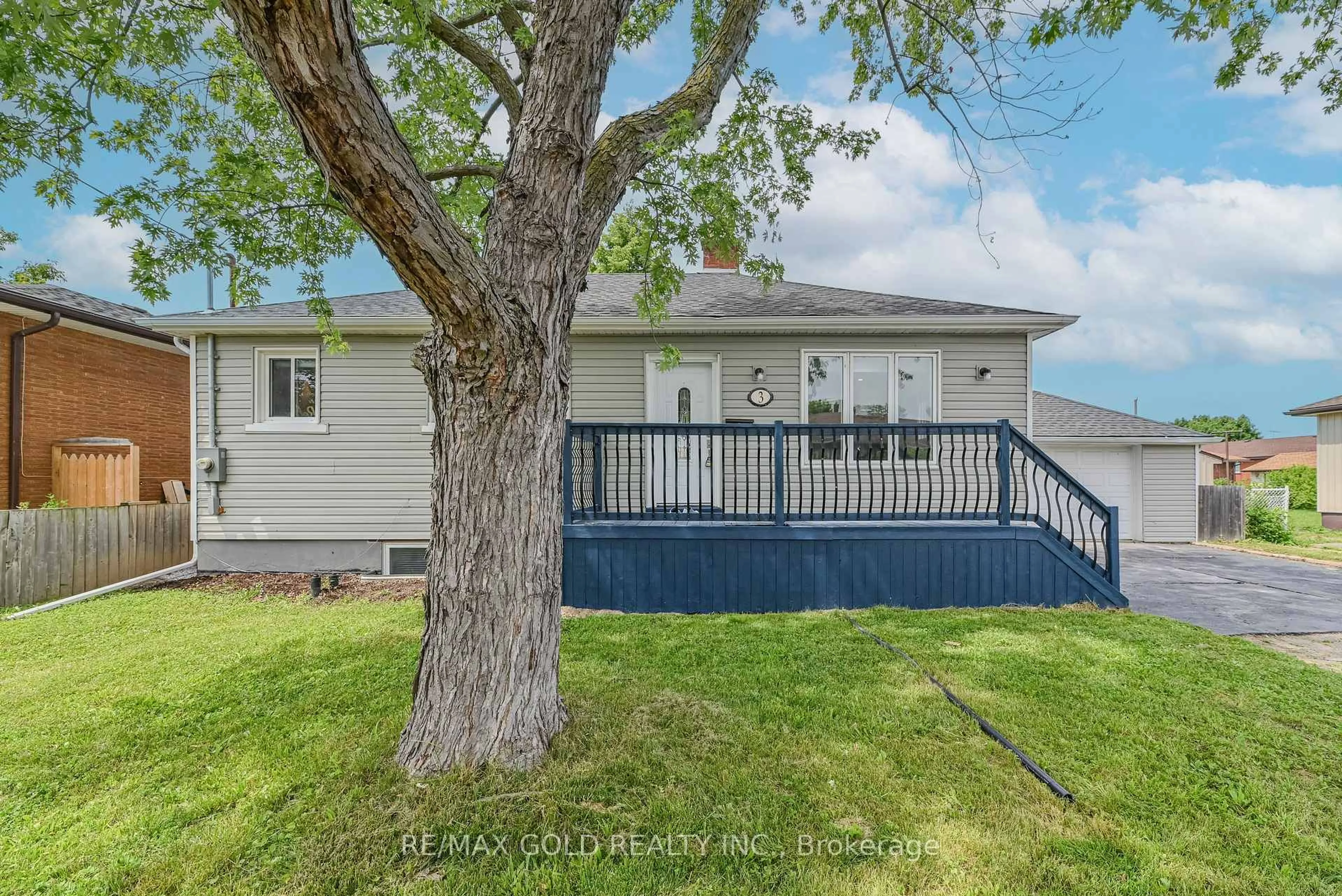 A pic from outside/outdoor area/front of a property/back of a property/a pic from drone, unknown for 3 Myrtle Ave, St. Catharines Ontario L2M 5W2