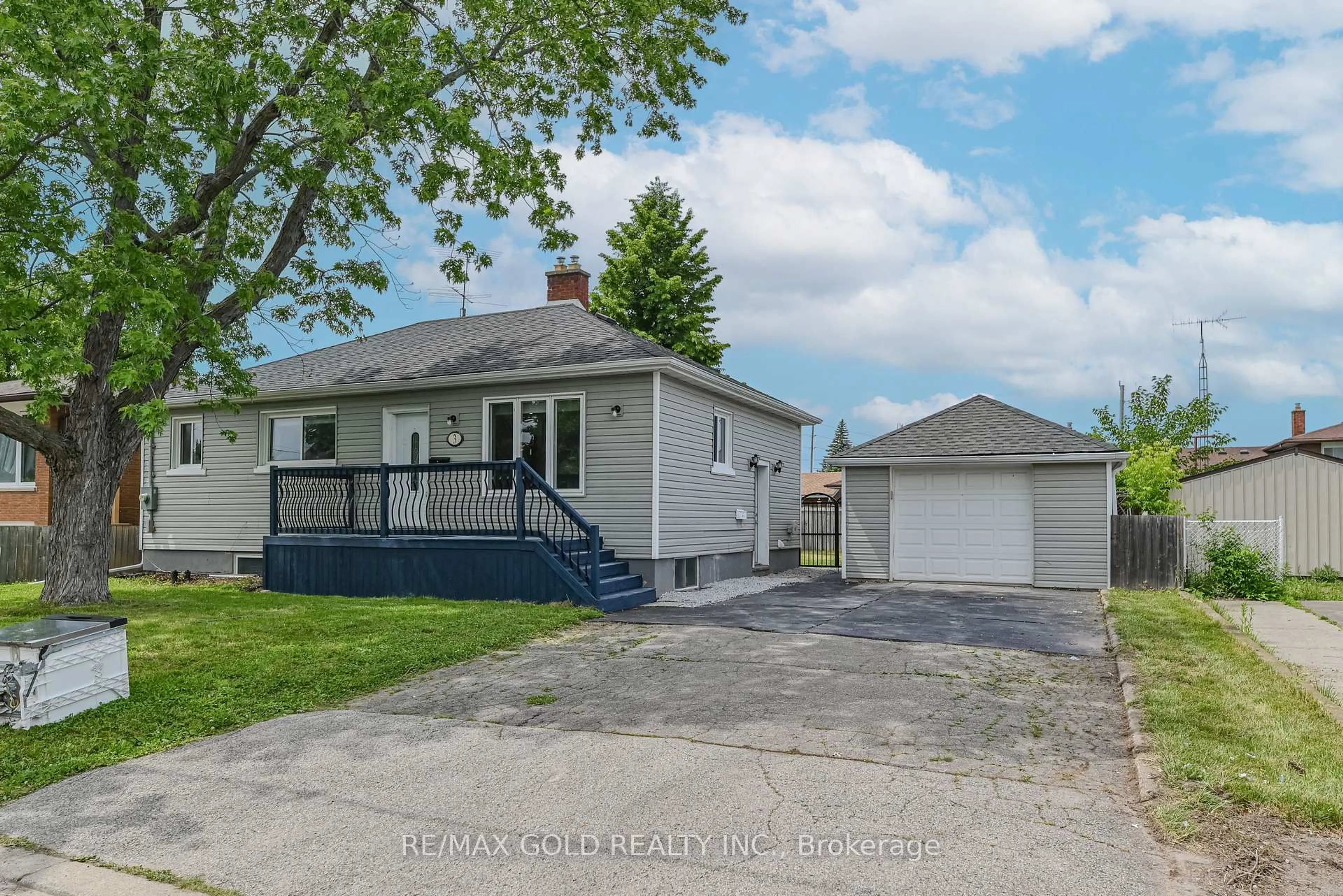 A pic from outside/outdoor area/front of a property/back of a property/a pic from drone, street for 3 Myrtle Ave, St. Catharines Ontario L2M 5W2