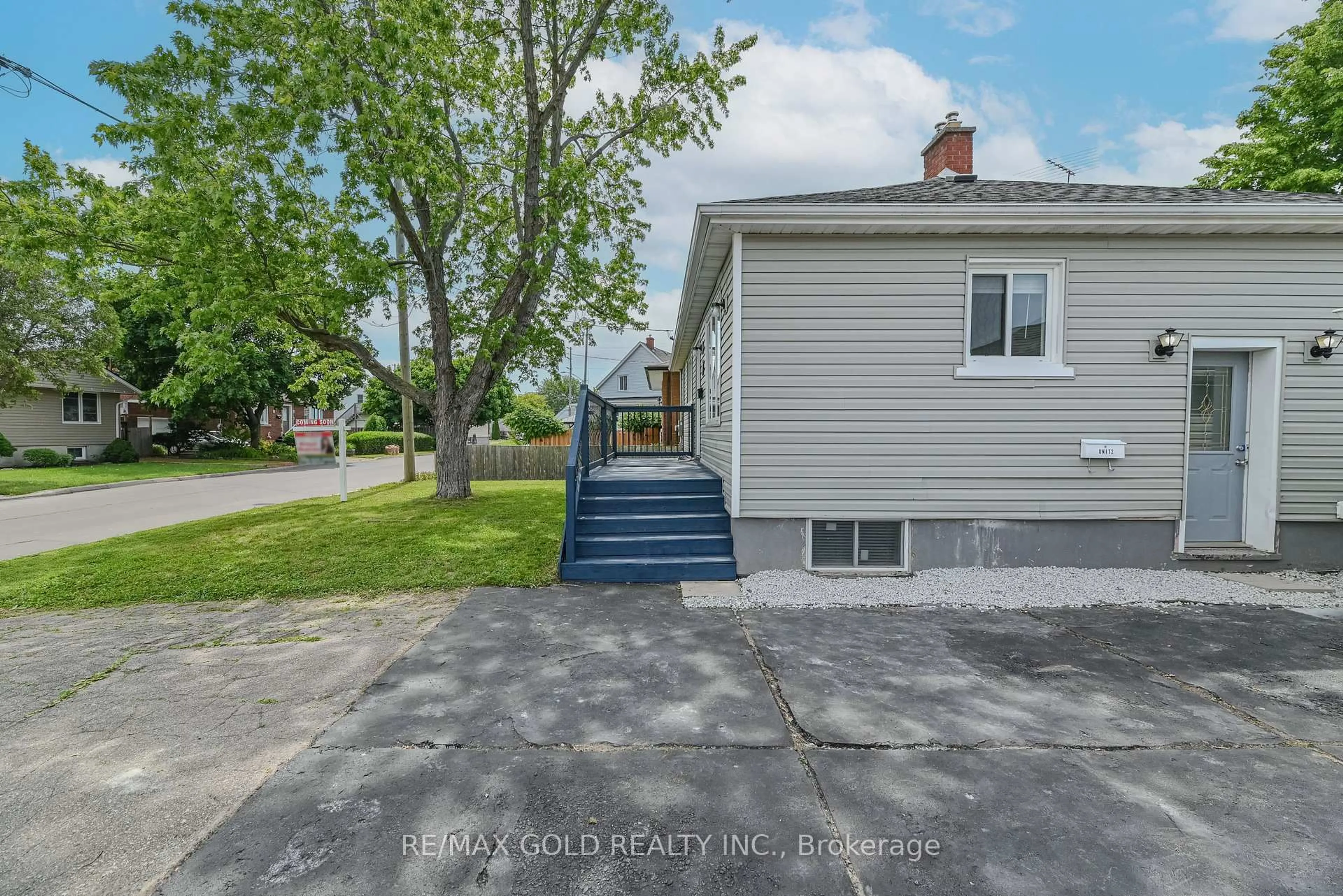 A pic from outside/outdoor area/front of a property/back of a property/a pic from drone, street for 3 Myrtle Ave, St. Catharines Ontario L2M 5W2