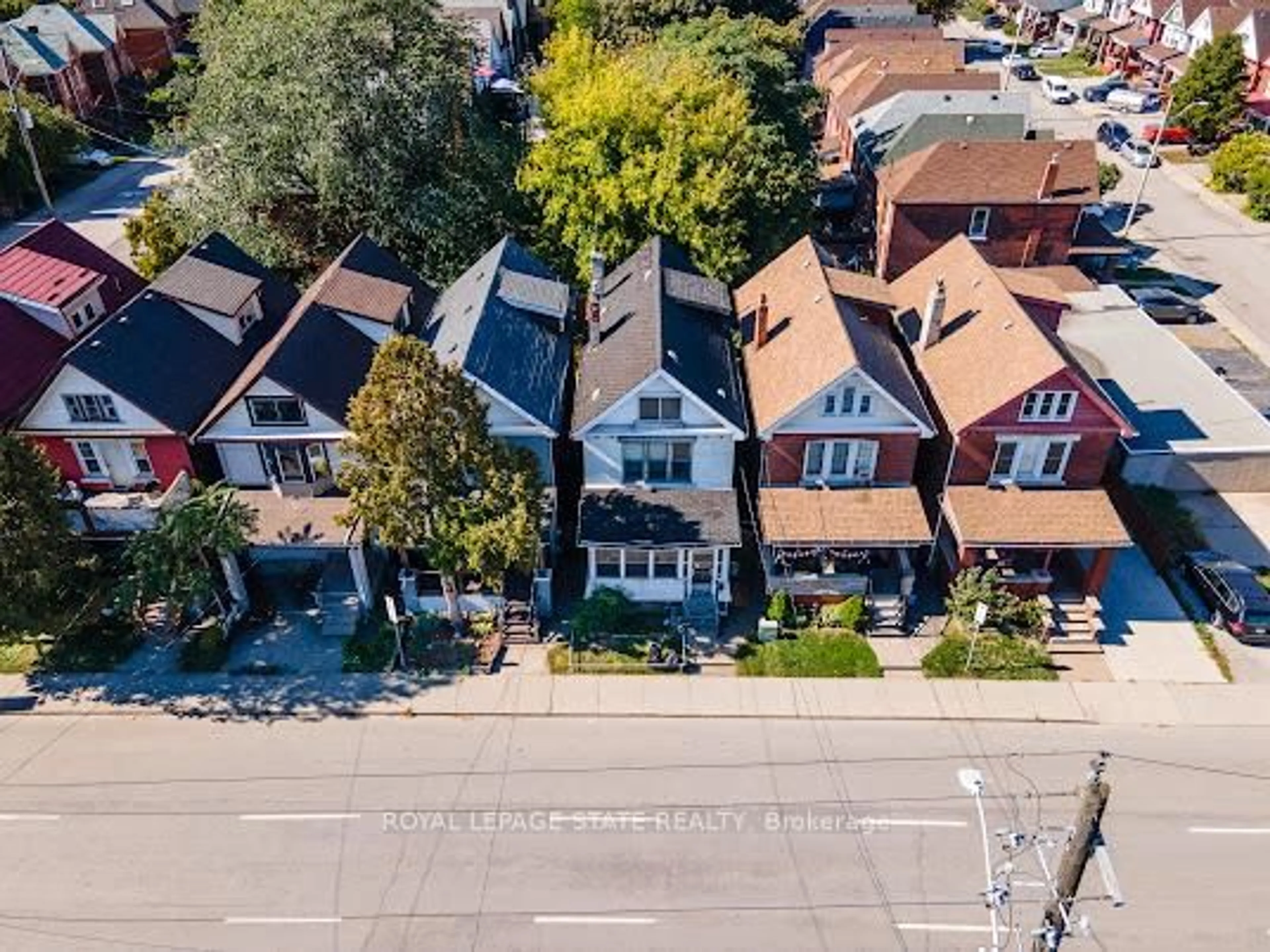 A pic from outside/outdoor area/front of a property/back of a property/a pic from drone, street for 35 Sherman Ave, Hamilton Ontario L8L 6L9