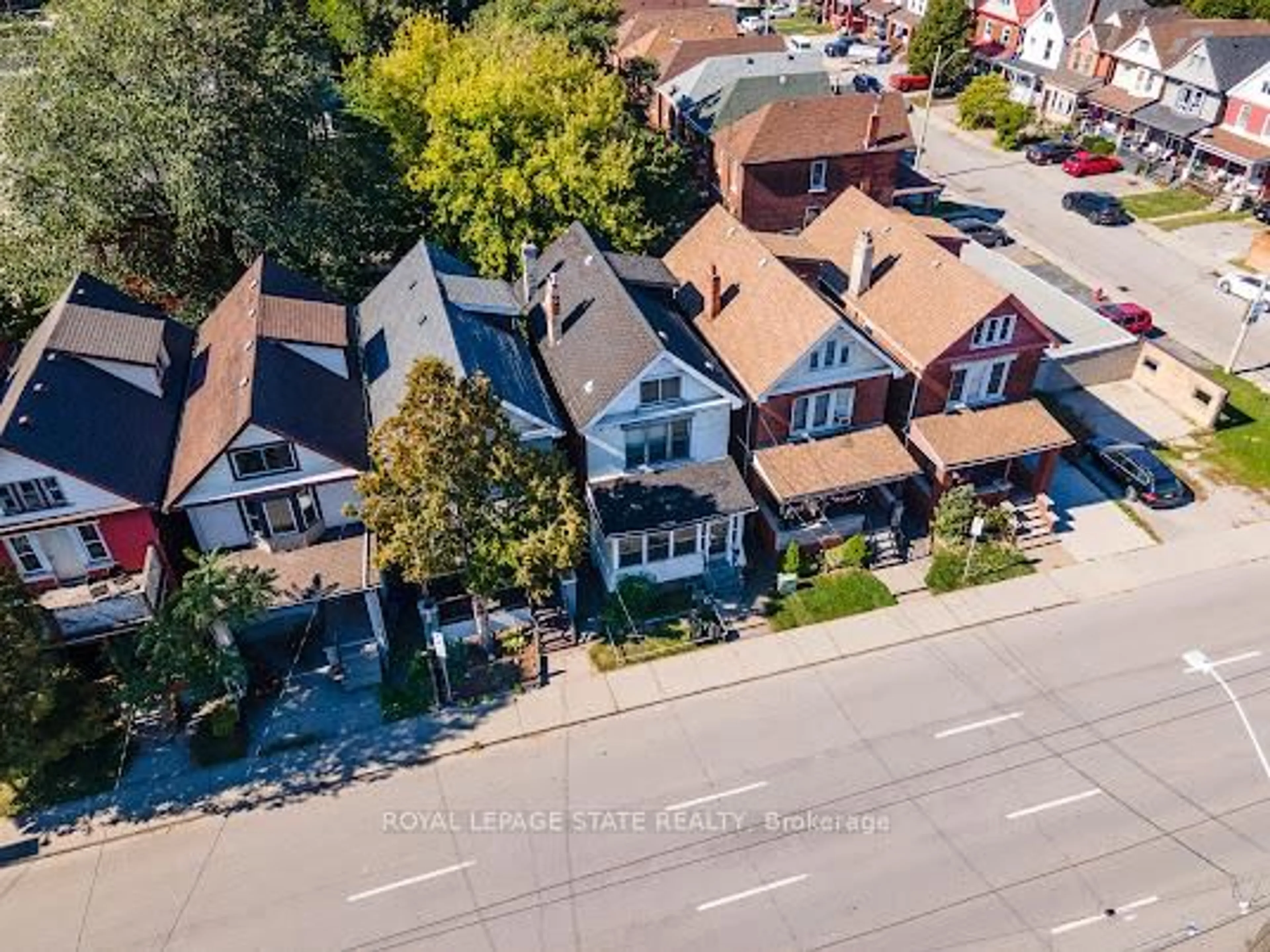 A pic from outside/outdoor area/front of a property/back of a property/a pic from drone, street for 35 Sherman Ave, Hamilton Ontario L8L 6L9