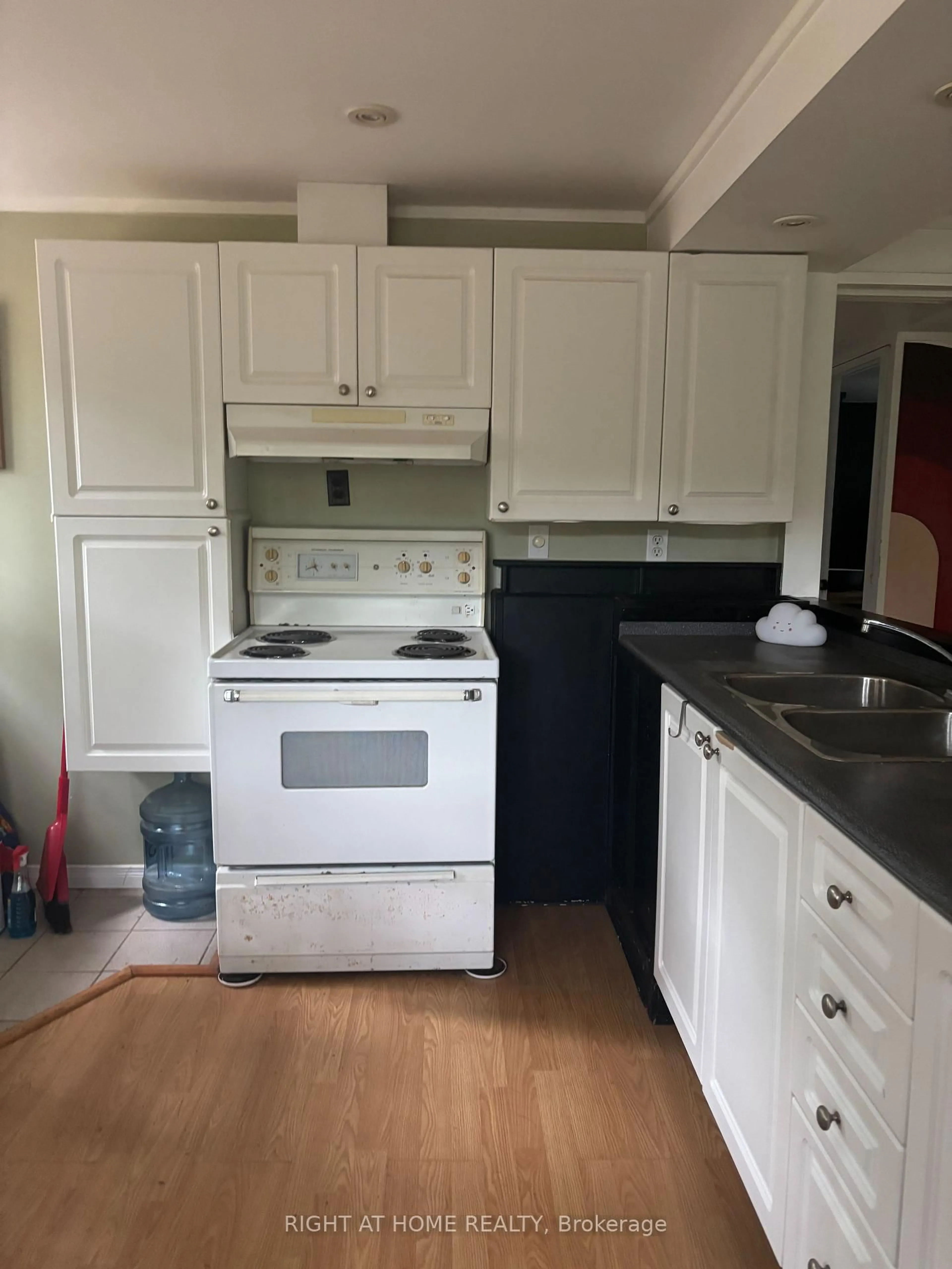 Standard kitchen, unknown for 28 BAKER Lane, Kawartha Lakes Ontario M4M 1S2