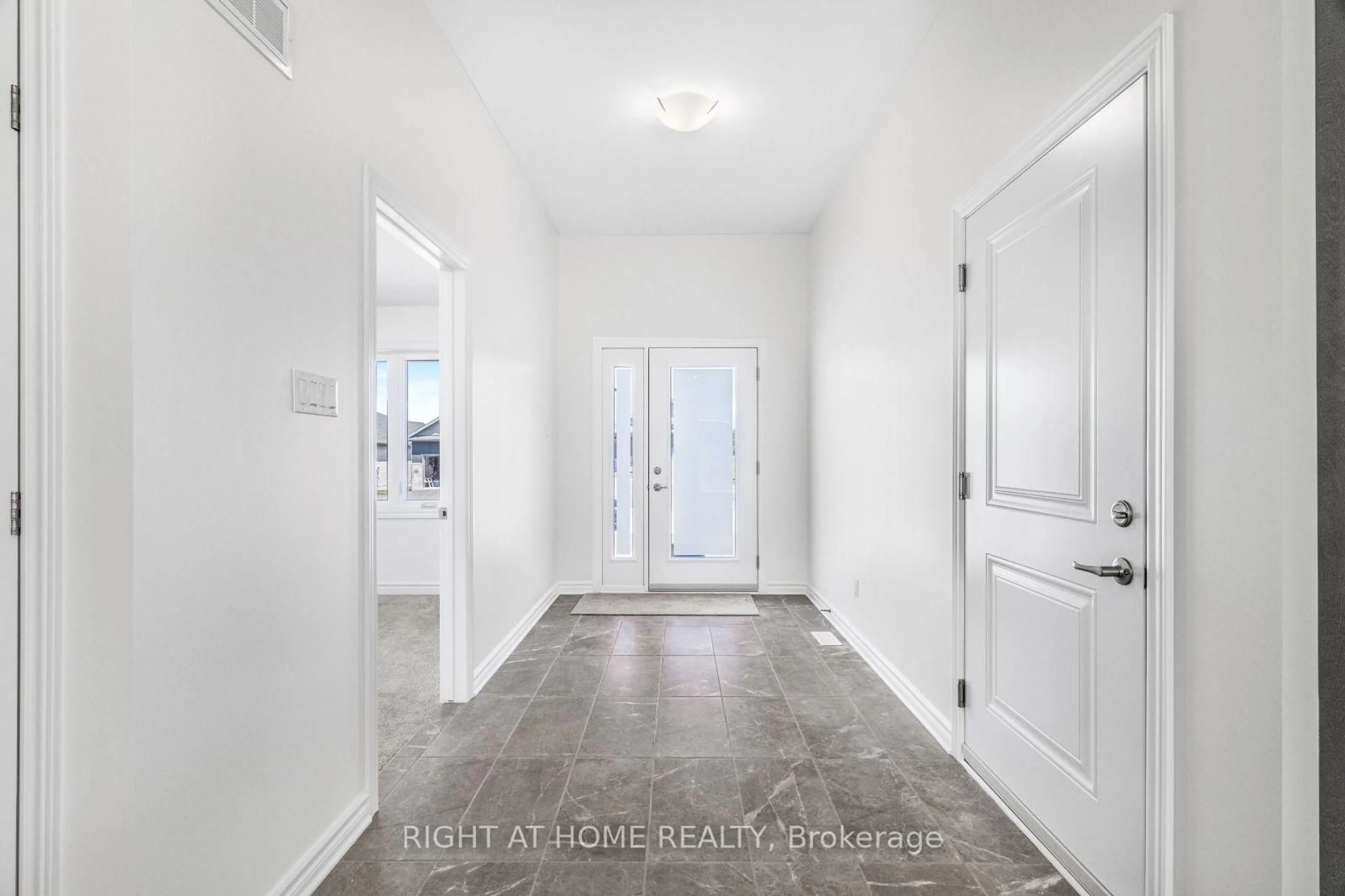 Indoor entryway for 27 Yade Rd, Arnprior Ontario K2L 2R5