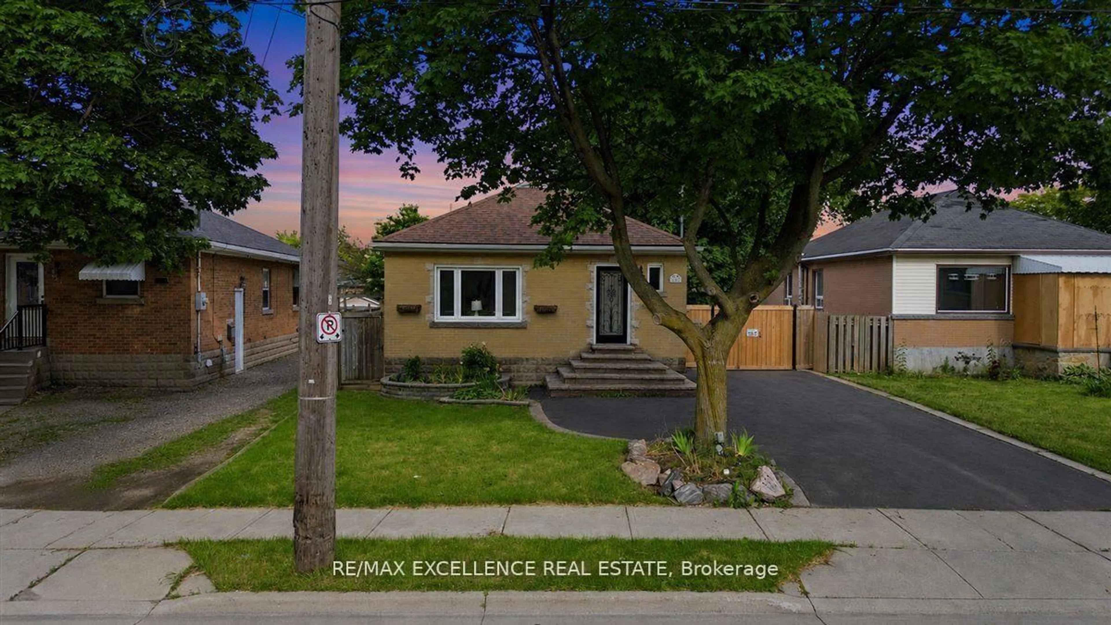 A pic from outside/outdoor area/front of a property/back of a property/a pic from drone, street for 627 Upper Sherman Ave, Hamilton Ontario L8V 3M4