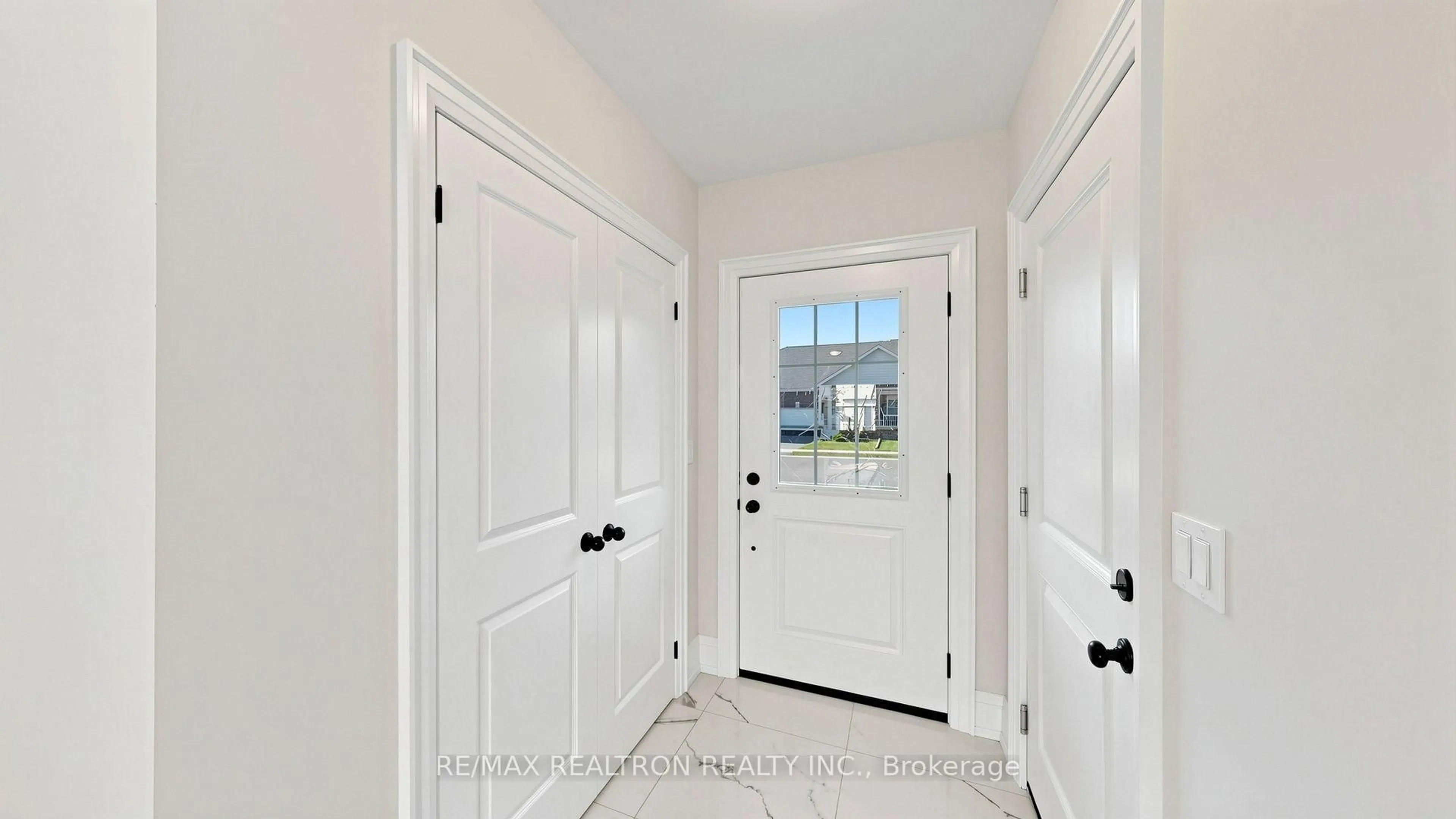 Indoor entryway for 4 Braeburn St, Brighton Ontario K0K 1H0