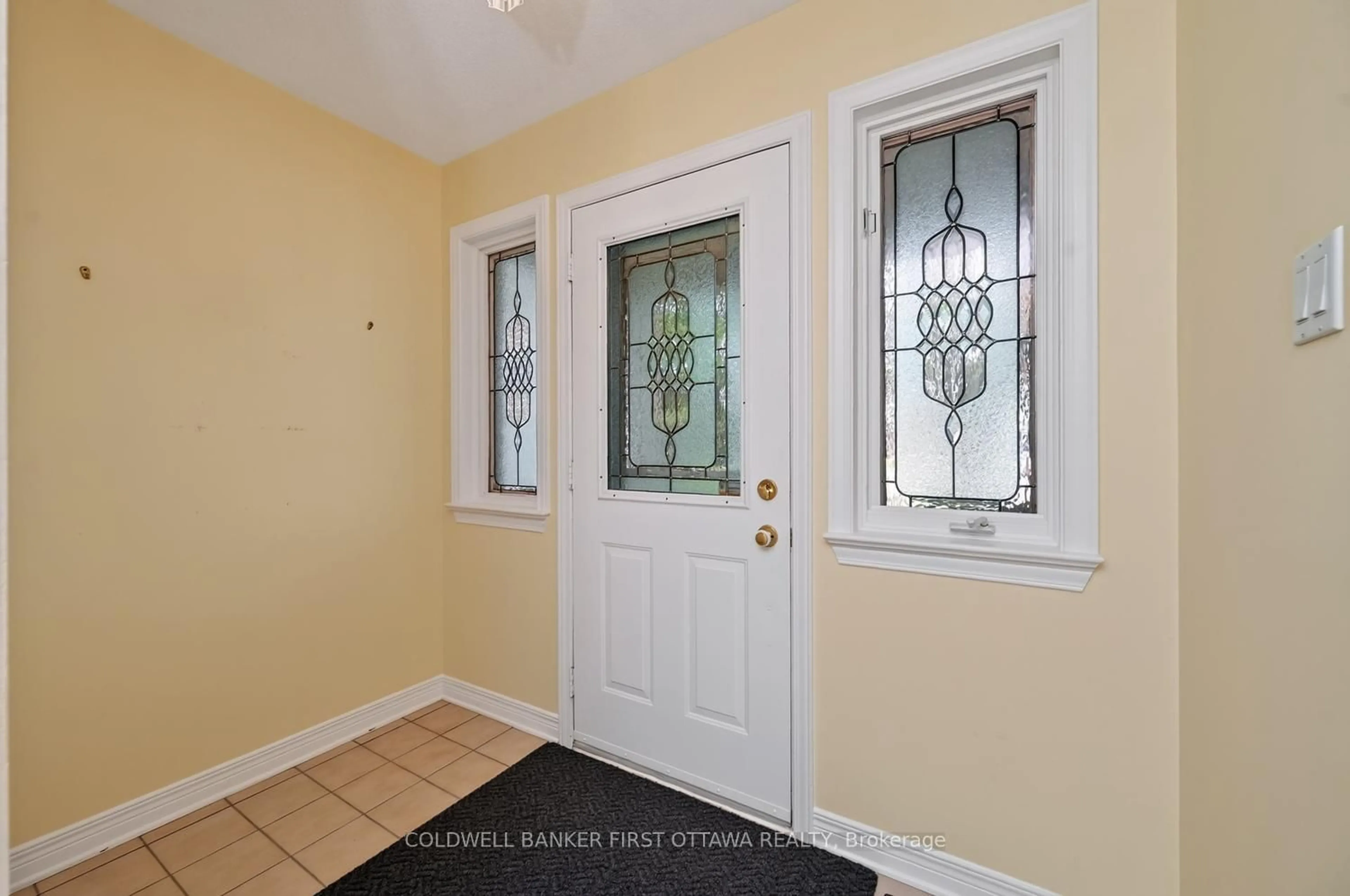 Indoor entryway for 30 Rideaucrest Dr, Ottawa Ontario K2G 6A4