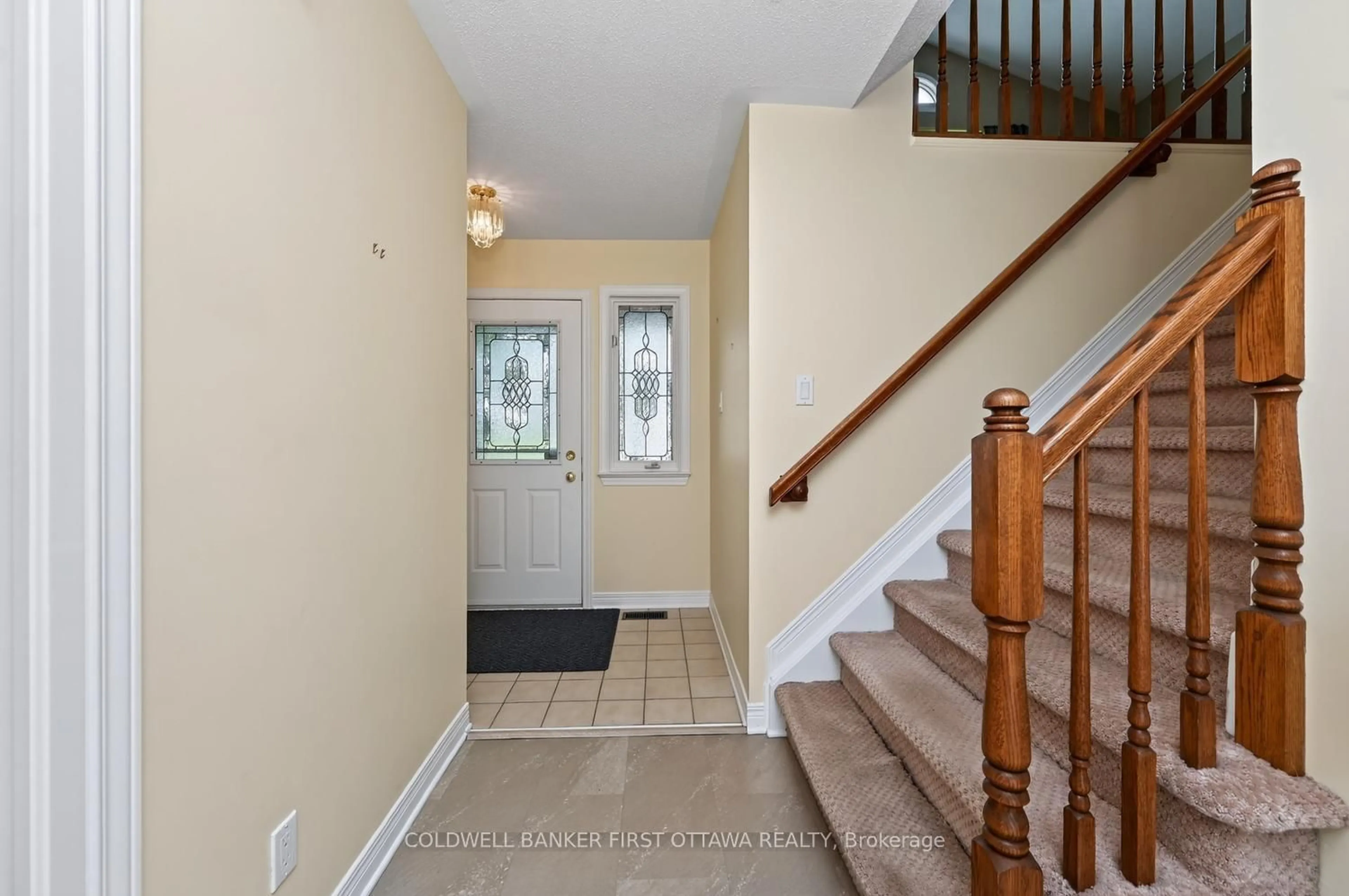 Indoor entryway for 30 Rideaucrest Dr, Ottawa Ontario K2G 6A4