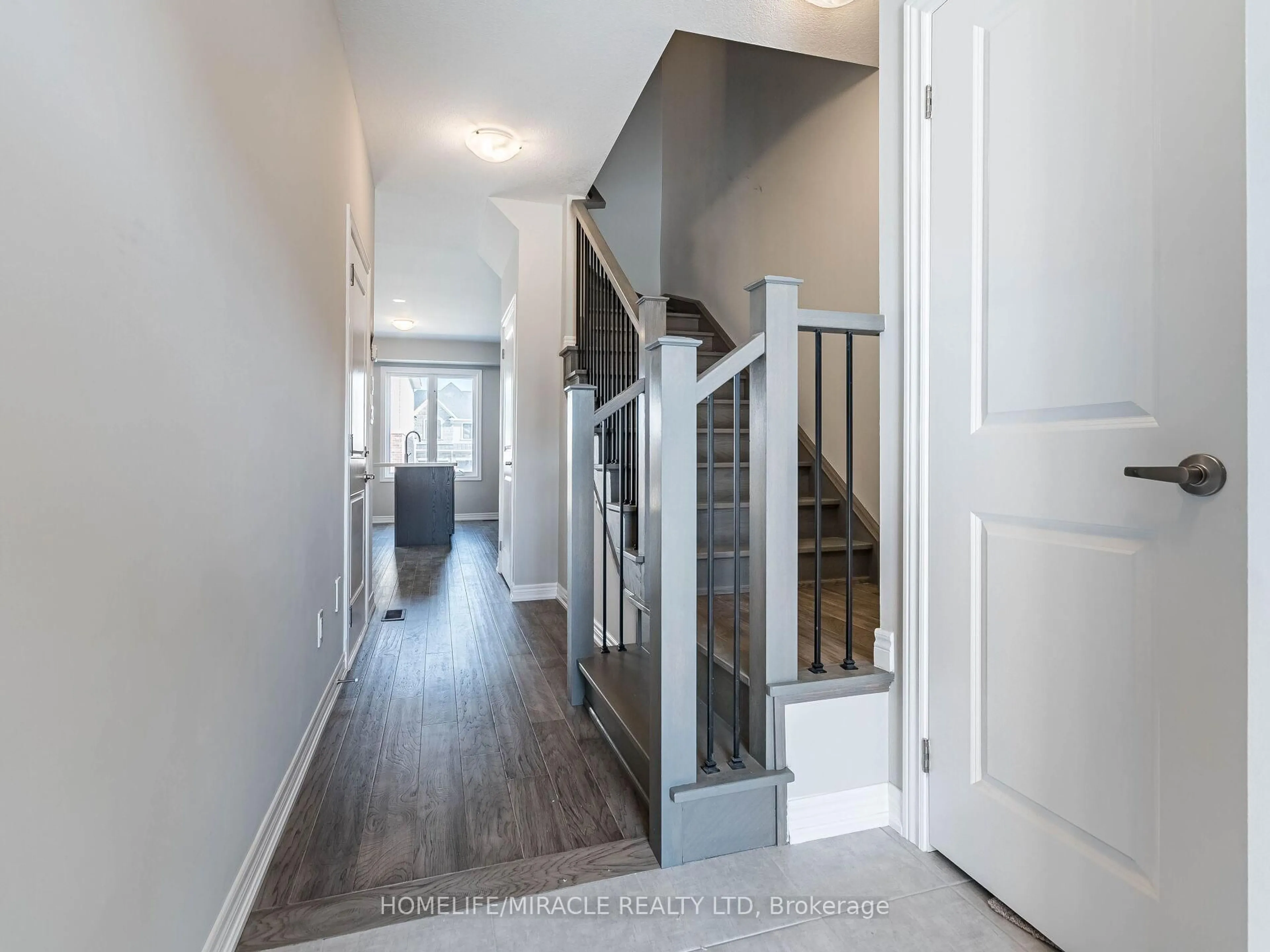 Indoor entryway for 140 Aquasanta Cres, Hamilton Ontario L9B 0J8