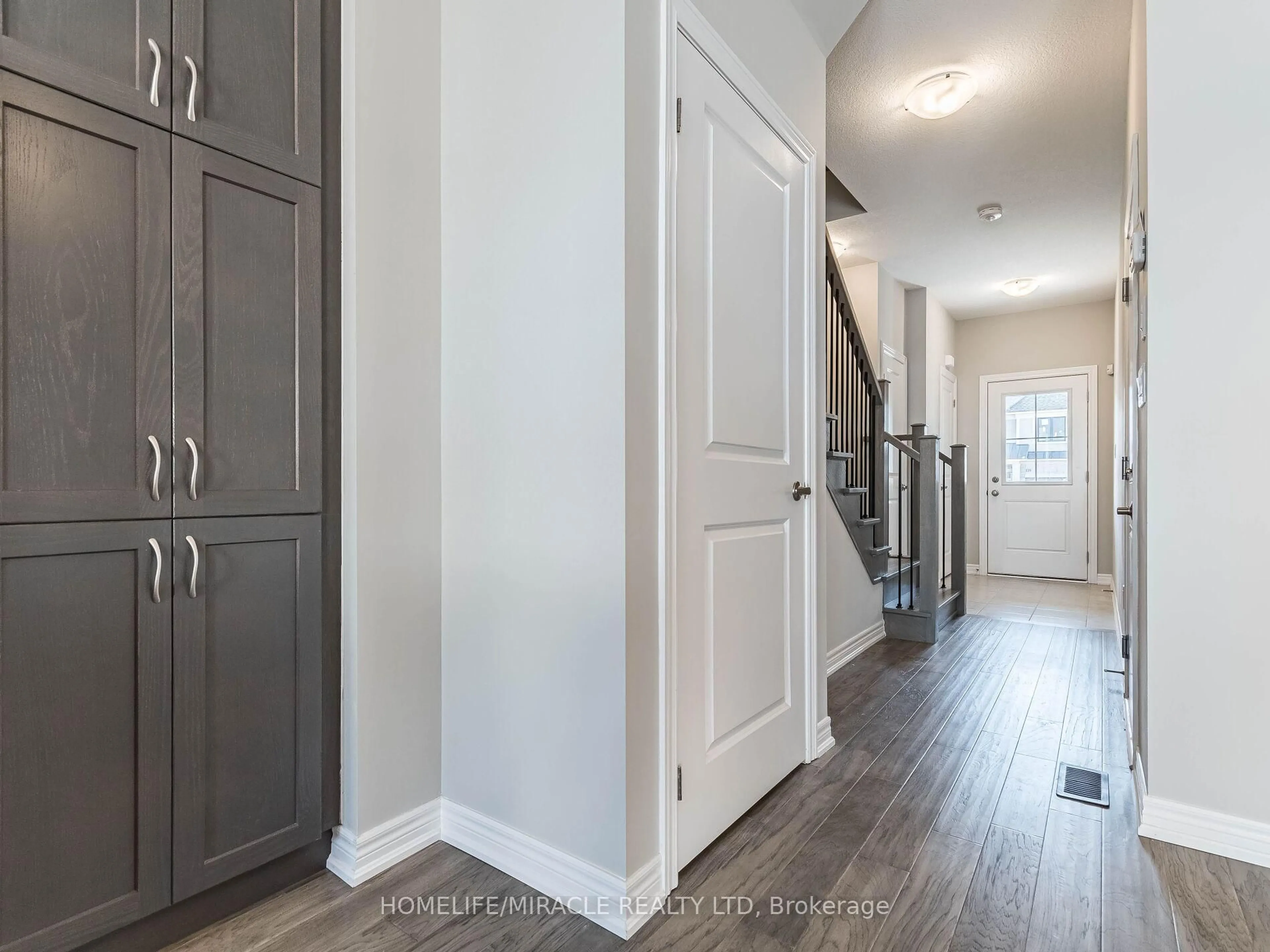 Indoor entryway for 140 Aquasanta Cres, Hamilton Ontario L9B 0J8