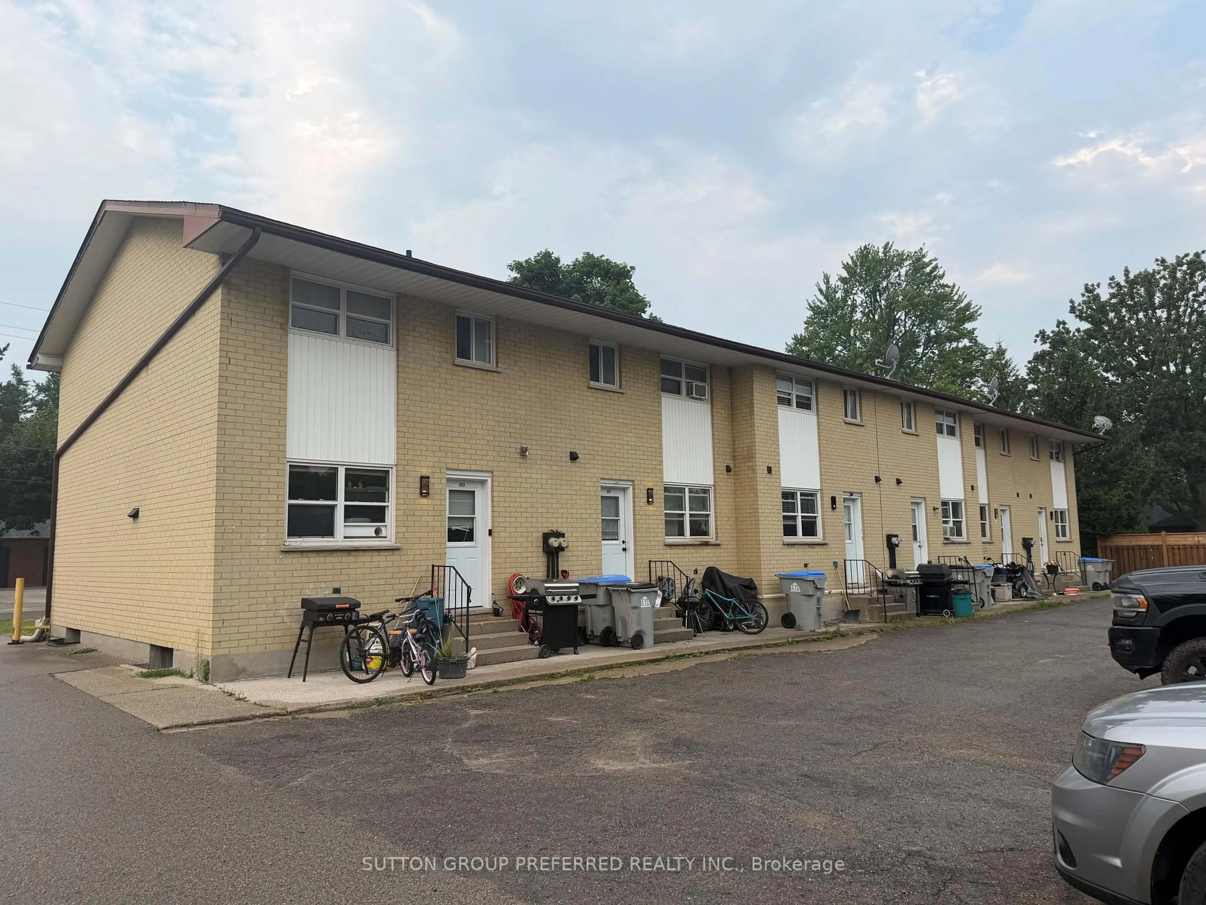 A pic from outside/outdoor area/front of a property/back of a property/a pic from drone, building for 363 Saulsbury St, Strathroy-Caradoc Ontario N7G 2B3