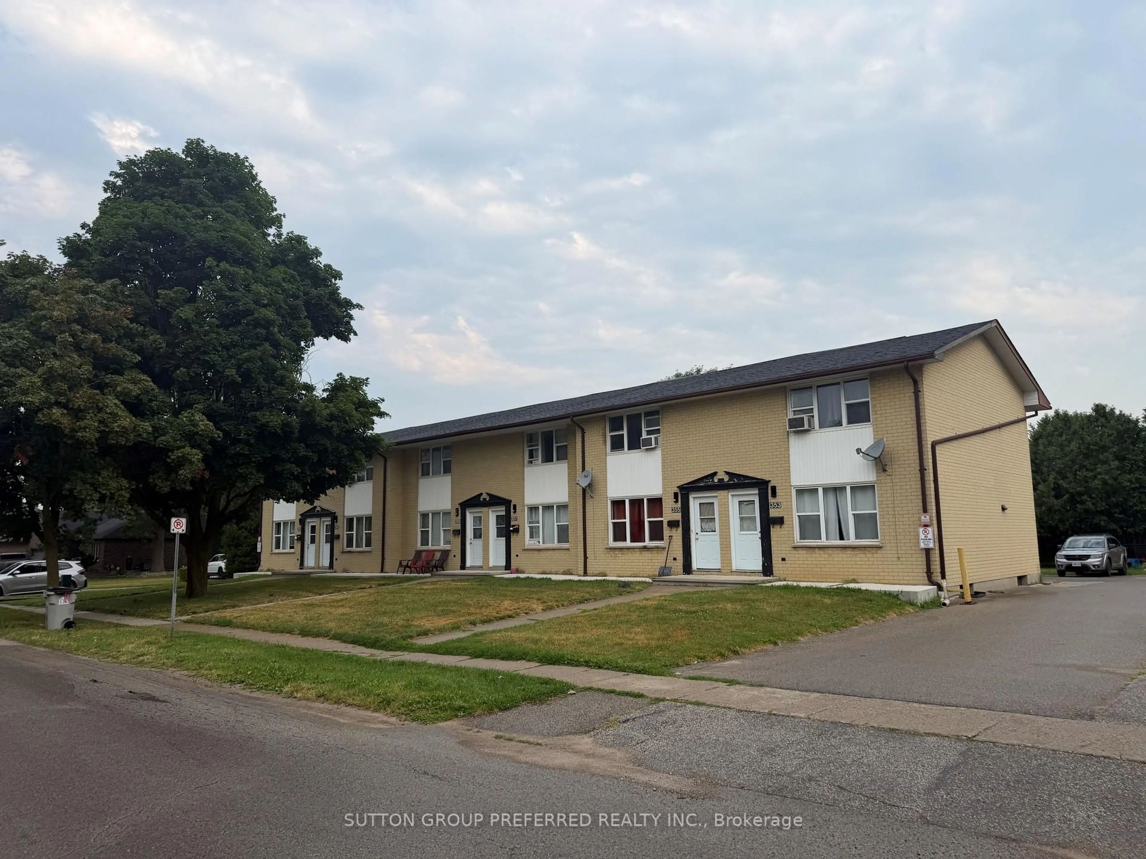 A pic from outside/outdoor area/front of a property/back of a property/a pic from drone, street for 363 Saulsbury St, Strathroy-Caradoc Ontario N7G 2B3