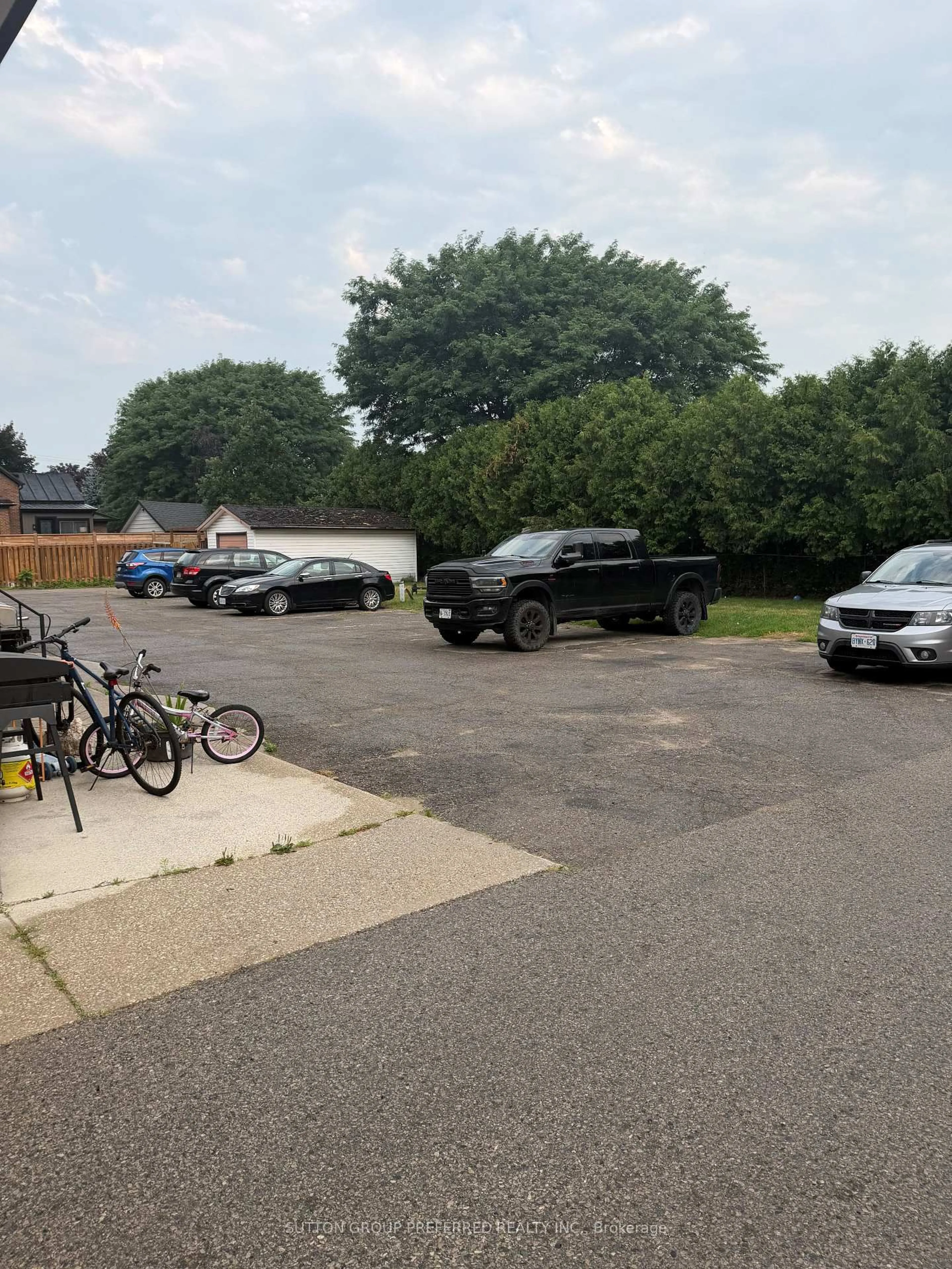Parking for 363 Saulsbury St, Strathroy-Caradoc Ontario N7G 2B3