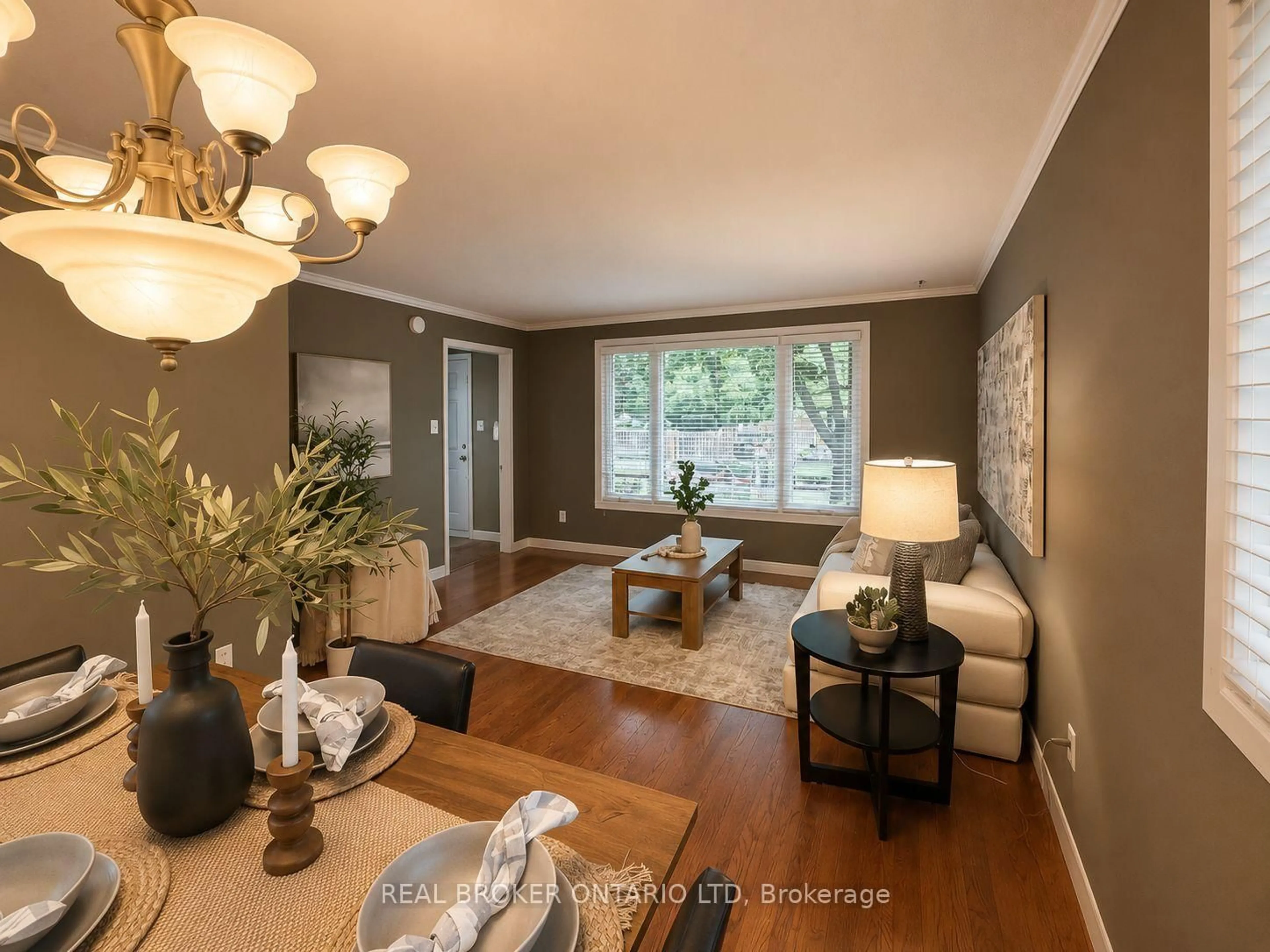 Living room with furniture, wood/laminate floor for 95 CLIFTON Cres, London South Ontario N6C 3V9