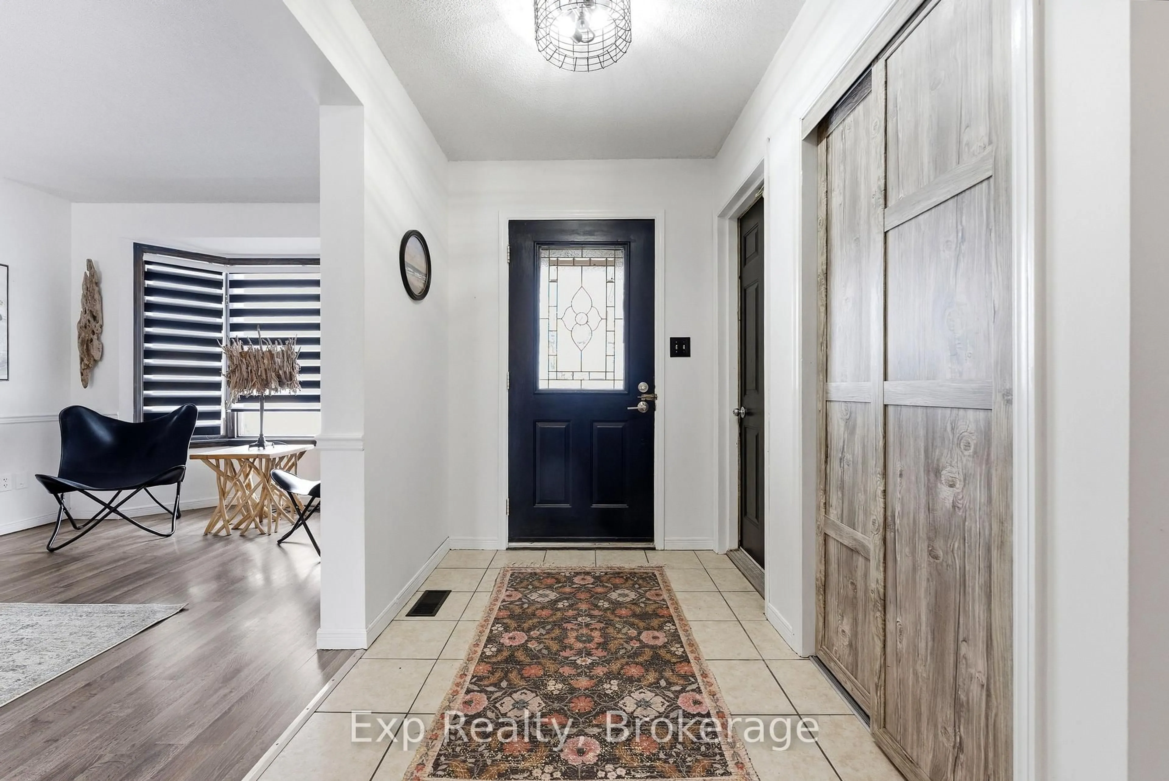 Indoor entryway for 39 Sherwood Cres, Belleville Ontario K8P 5G2