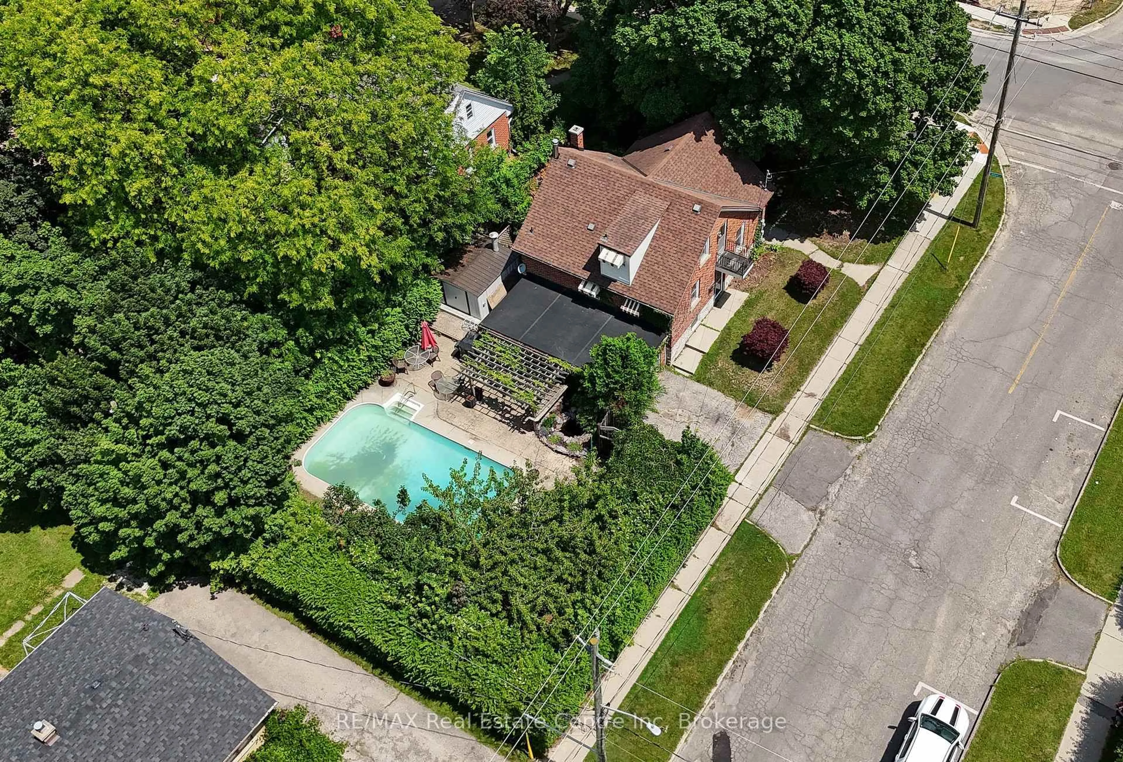 A pic from outside/outdoor area/front of a property/back of a property/a pic from drone, street for 285 Albert St, Waterloo Ontario N2L 3T9
