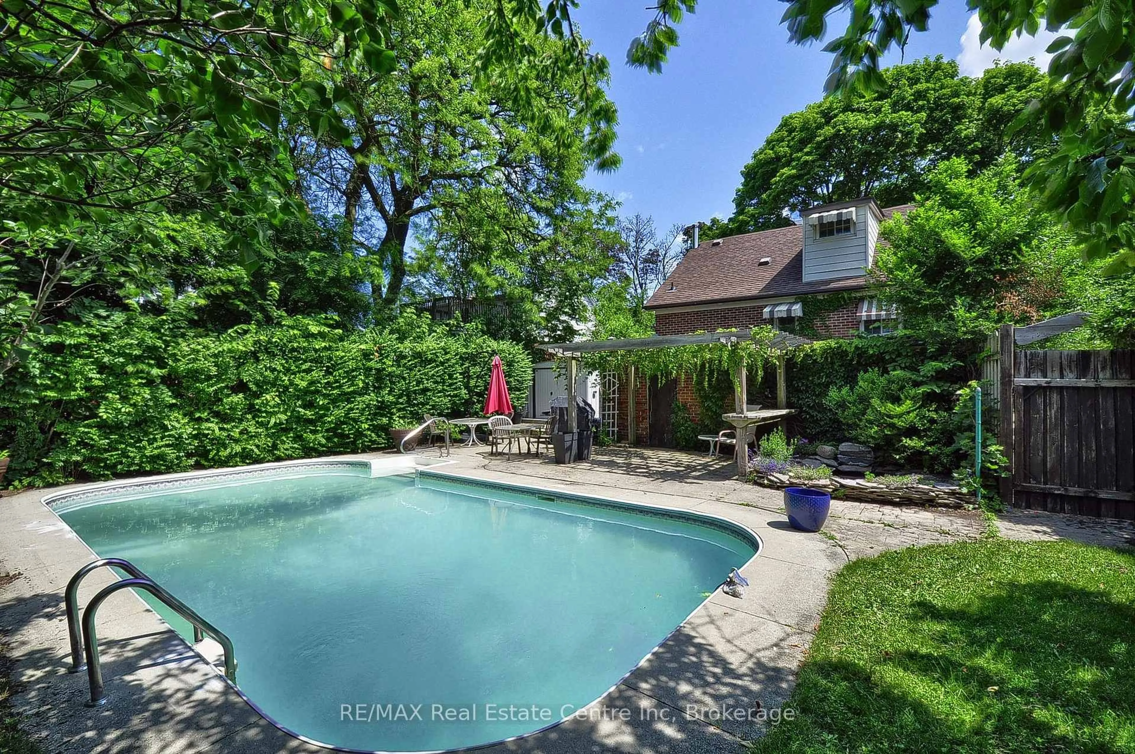 Pool for 285 Albert St, Waterloo Ontario N2L 3T9