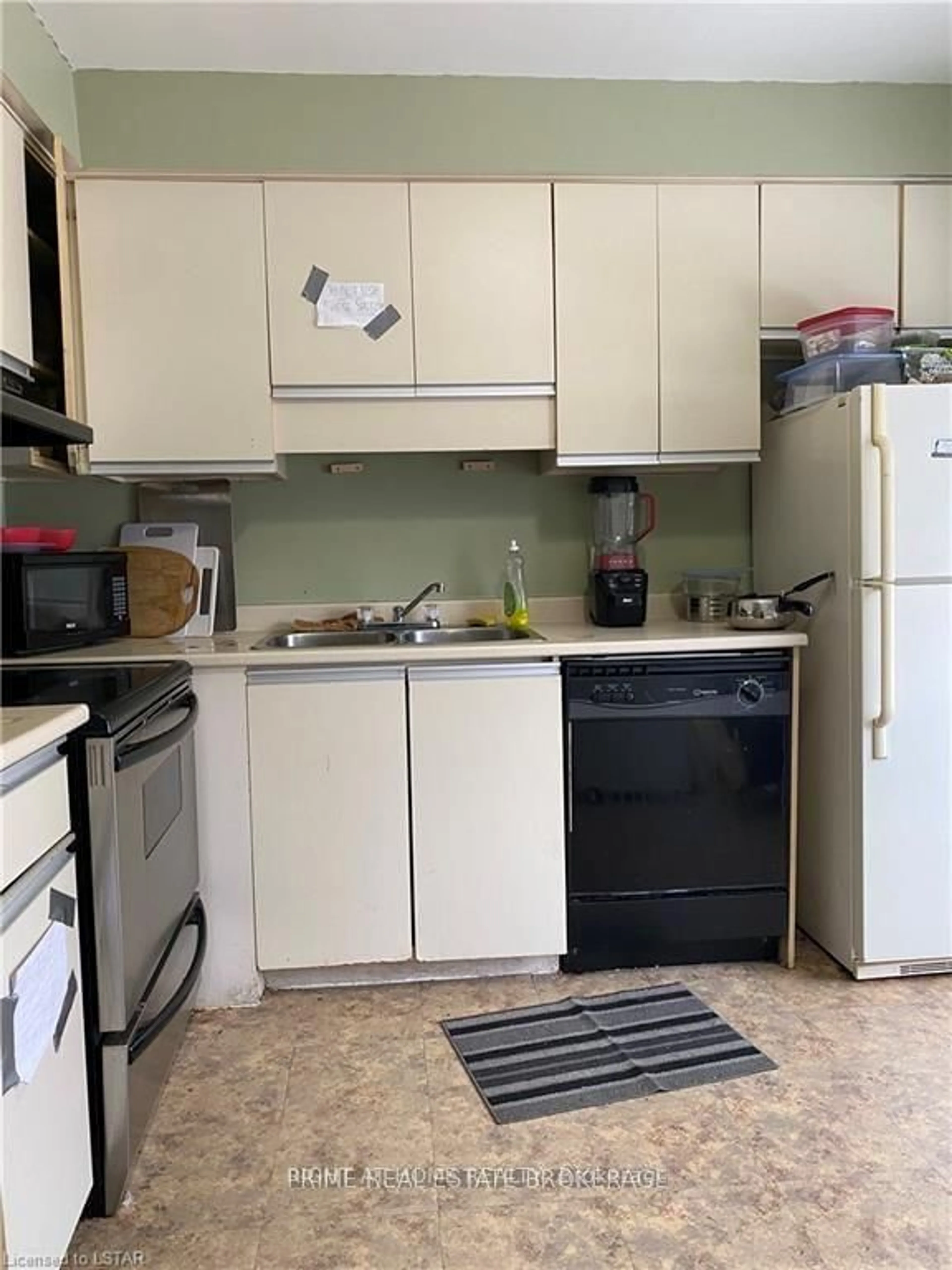 Standard kitchen, unknown for 595 THIRD St, London East Ontario N5V 4A1