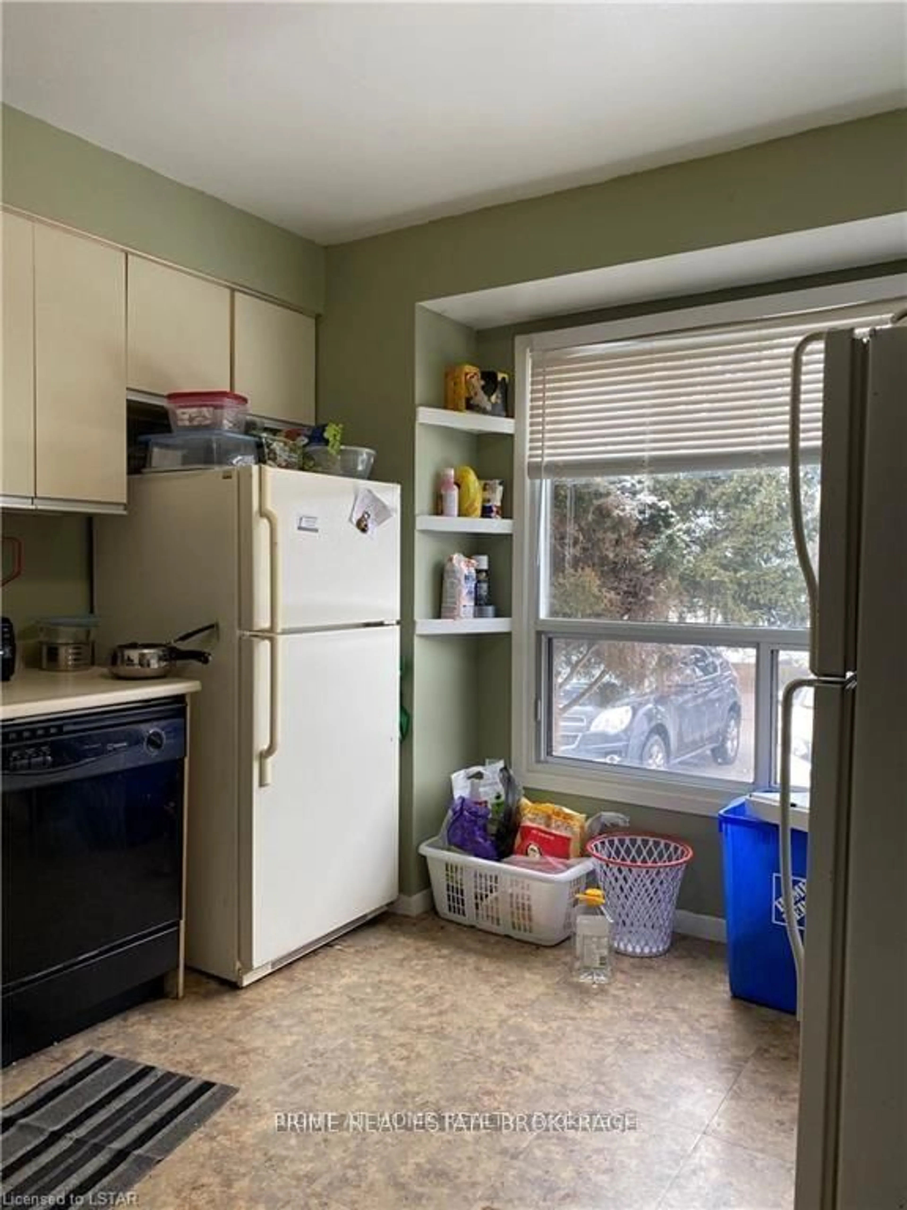 Standard kitchen, unknown for 595 THIRD St, London East Ontario N5V 4A1