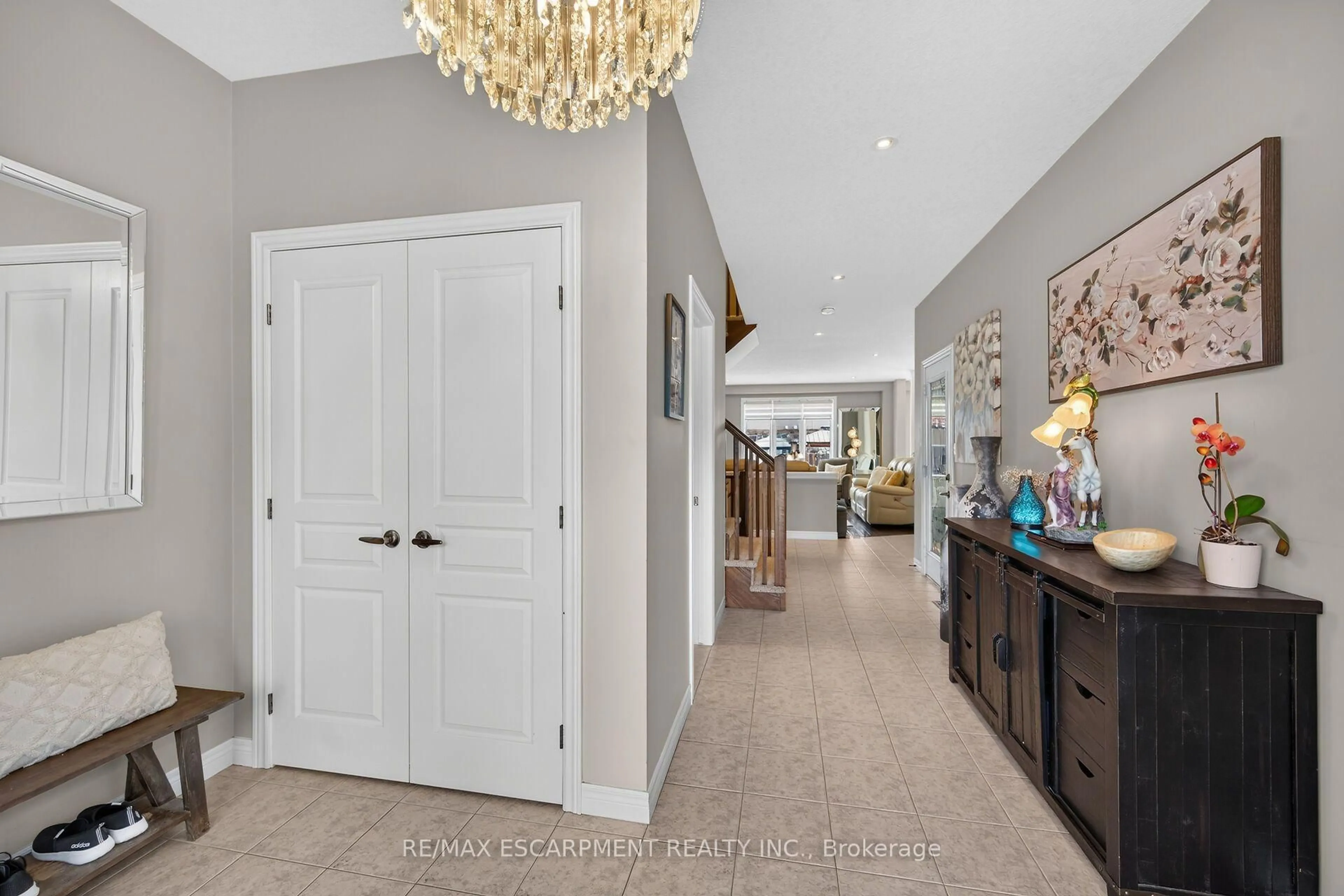 Indoor entryway for 68 GARINGER Cres, Hamilton Ontario L0R 1C0