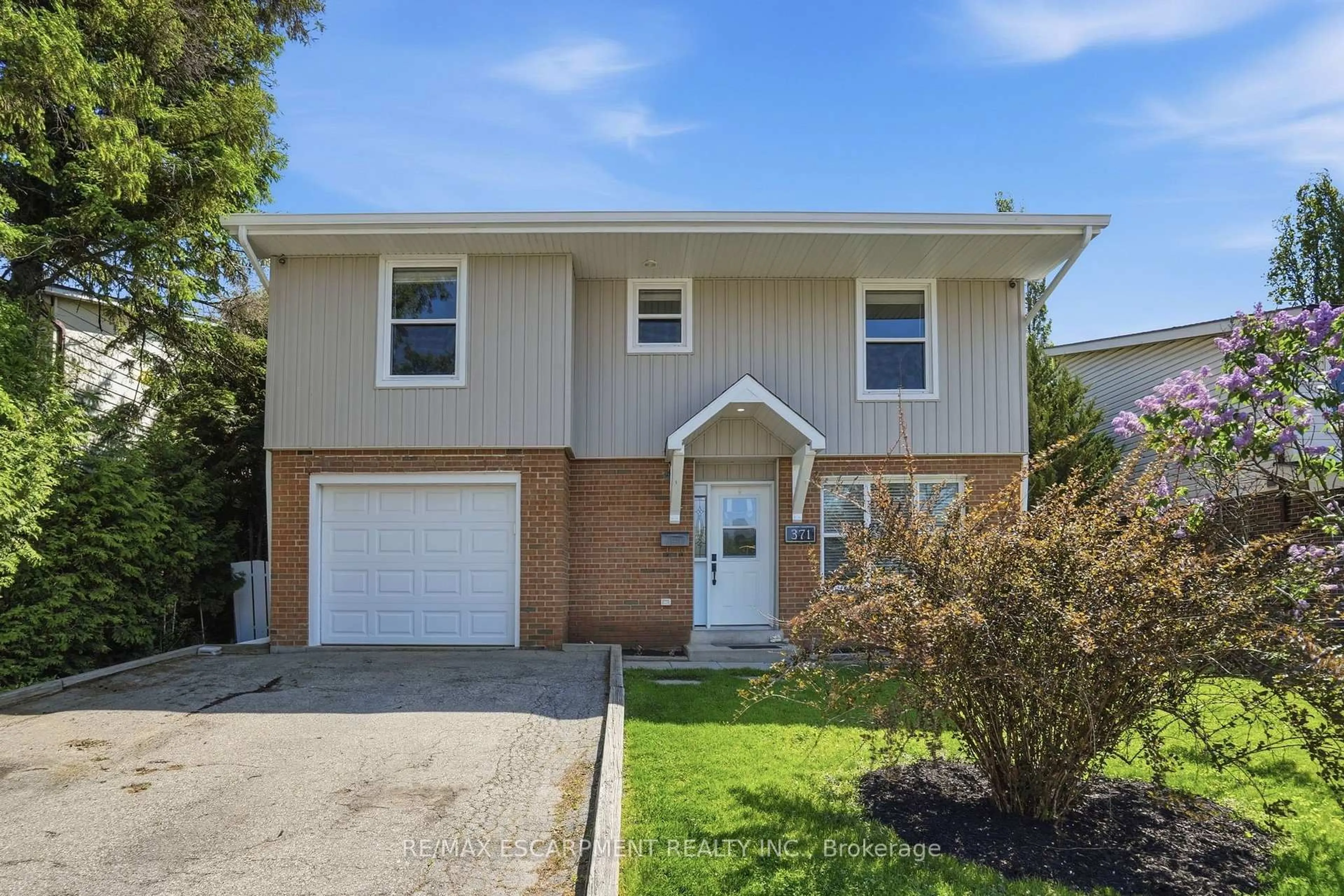Home with vinyl exterior material, street for 371 Brantwood Park Rd, Brantford Ontario N3P 1G8