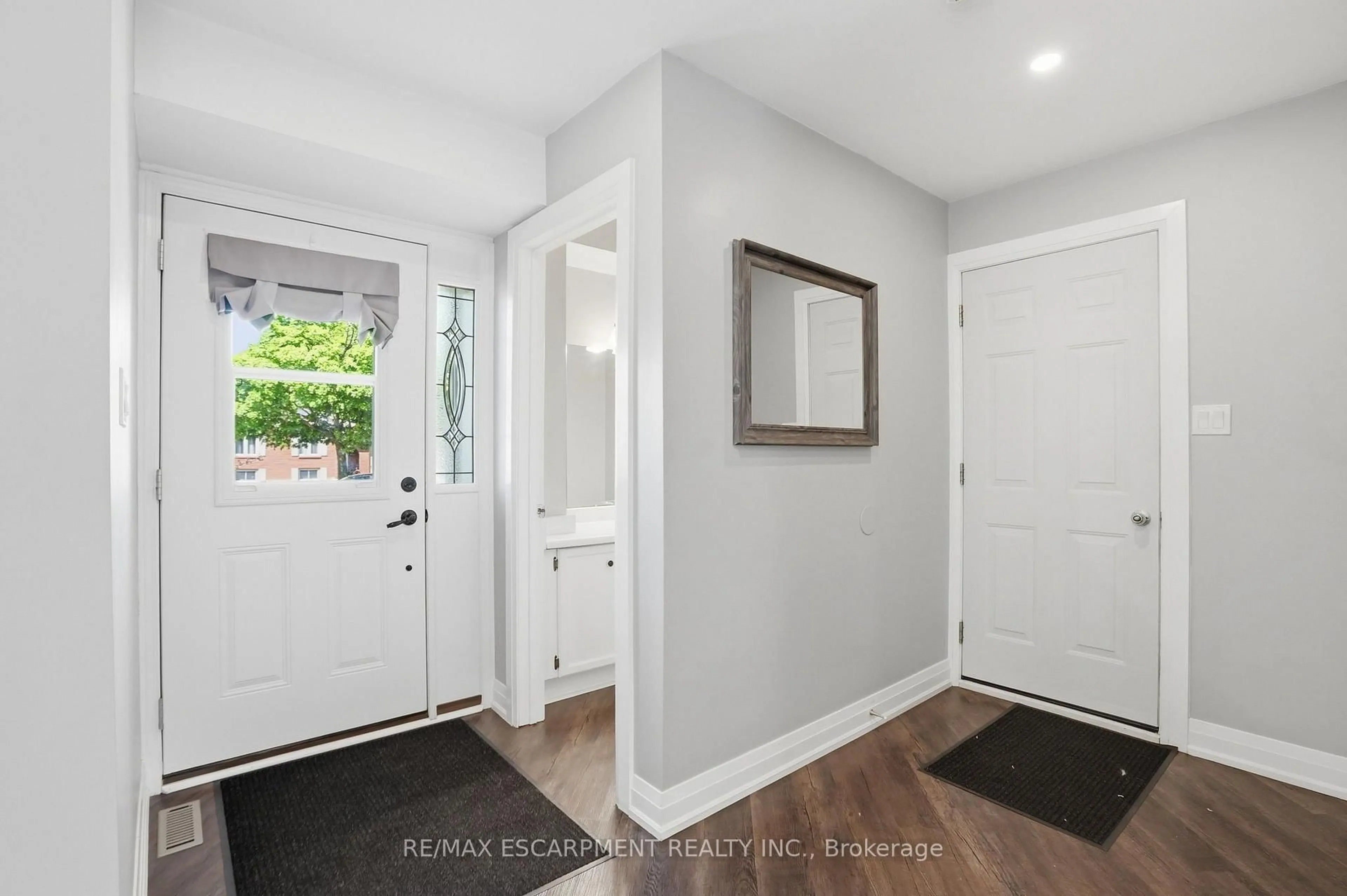 Indoor entryway for 371 Brantwood Park Rd, Brantford Ontario N3P 1G8