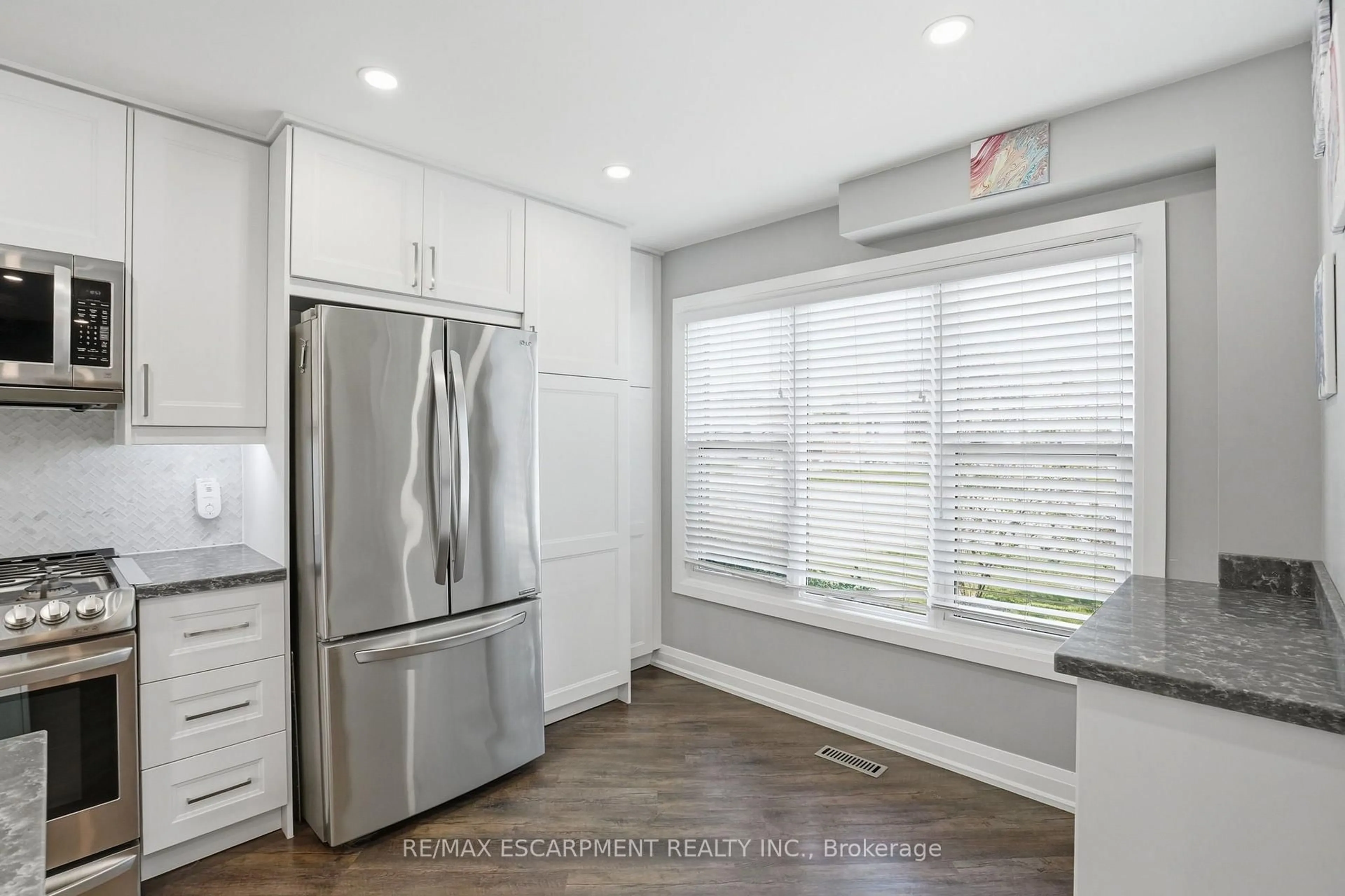 Open concept kitchen, wood/laminate floor for 371 Brantwood Park Rd, Brantford Ontario N3P 1G8