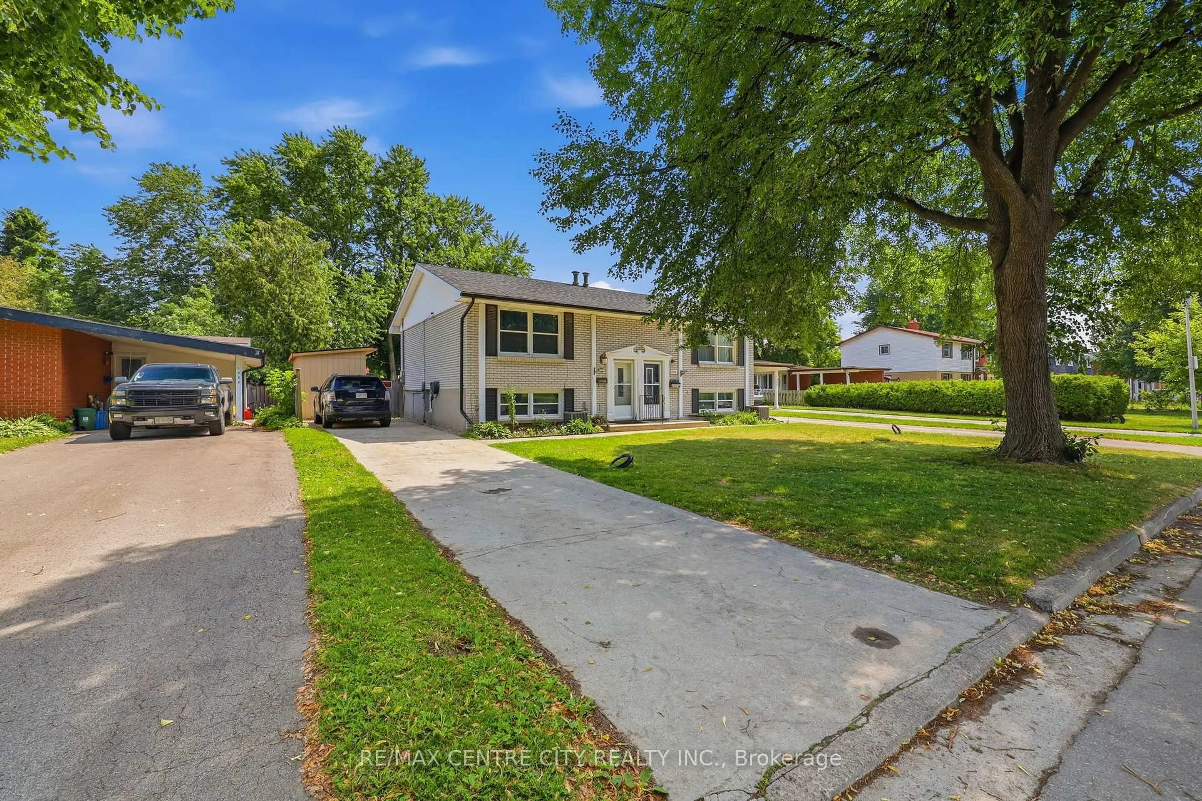 A pic from outside/outdoor area/front of a property/back of a property/a pic from drone, street for 1564 Nairn Ave, London East Ontario N5V 2P2