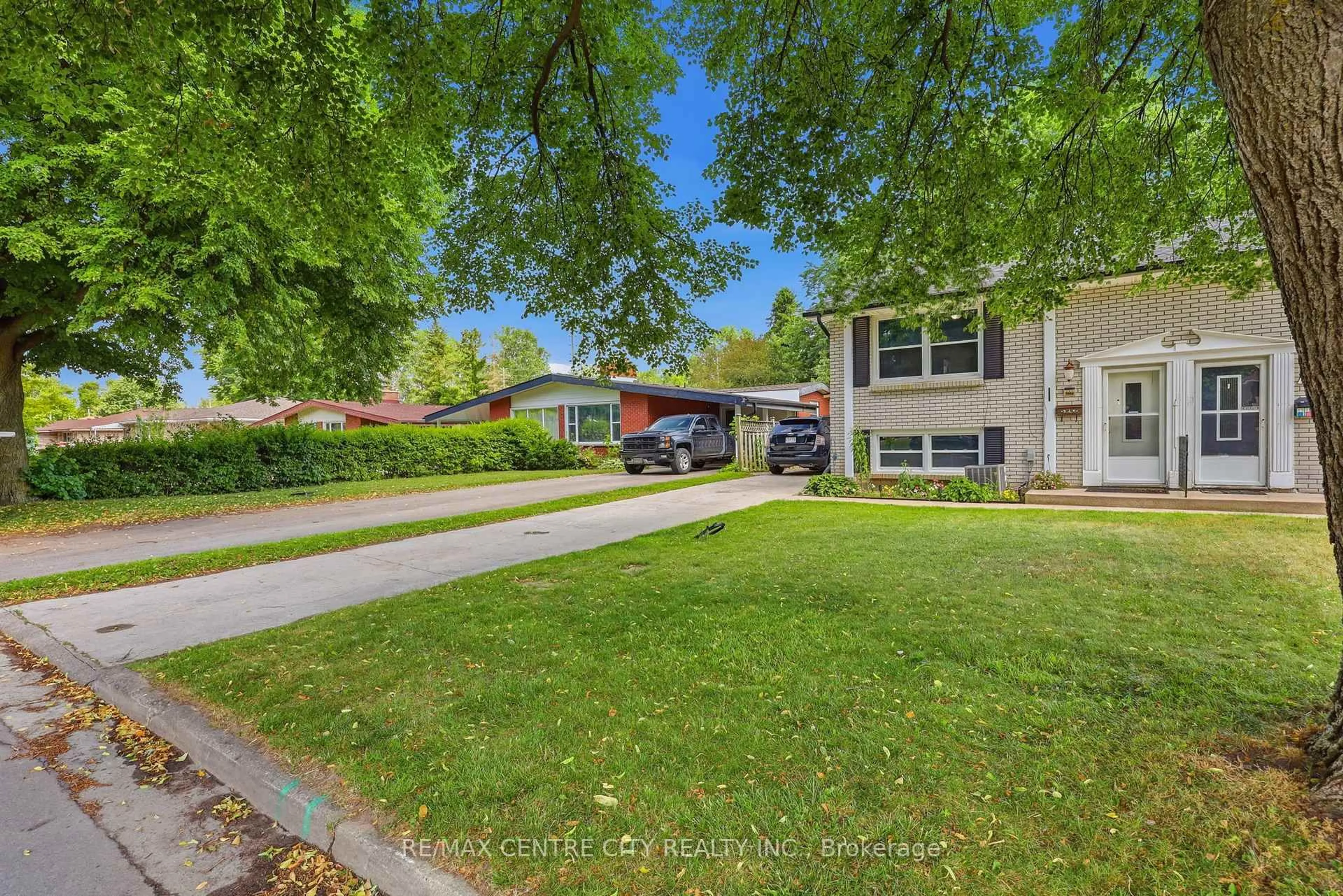 A pic from outside/outdoor area/front of a property/back of a property/a pic from drone, street for 1564 Nairn Ave, London East Ontario N5V 2P2