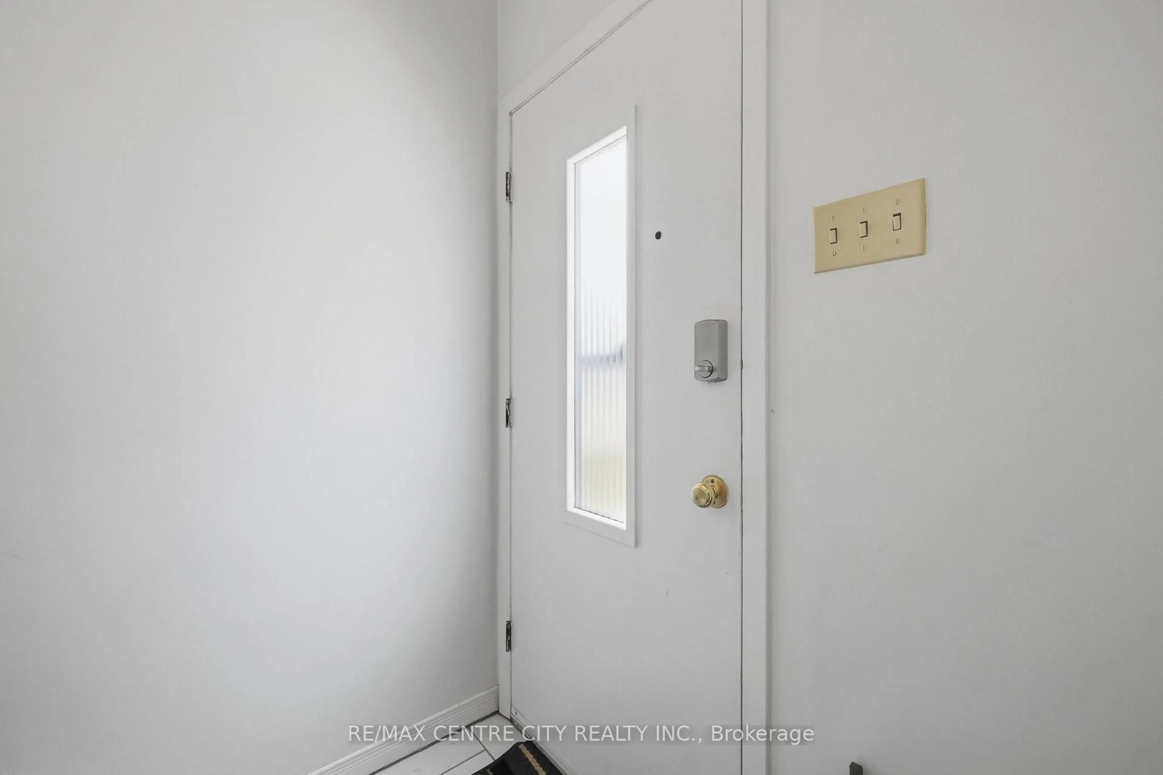 Indoor entryway for 1564 Nairn Ave, London East Ontario N5V 2P2