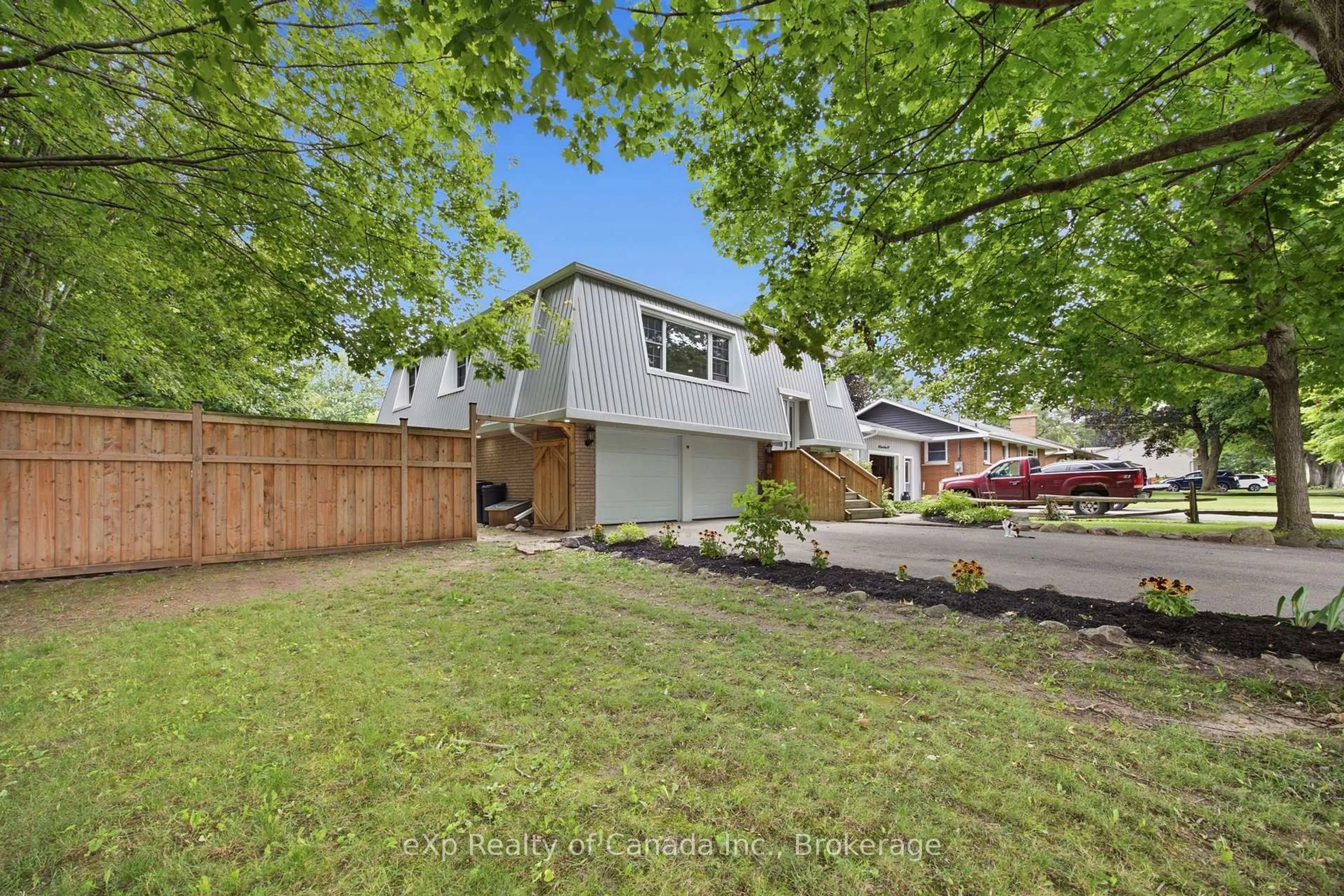 A pic from outside/outdoor area/front of a property/back of a property/a pic from drone, street for 18 Queen St, Norwich Ontario N0J 1R0