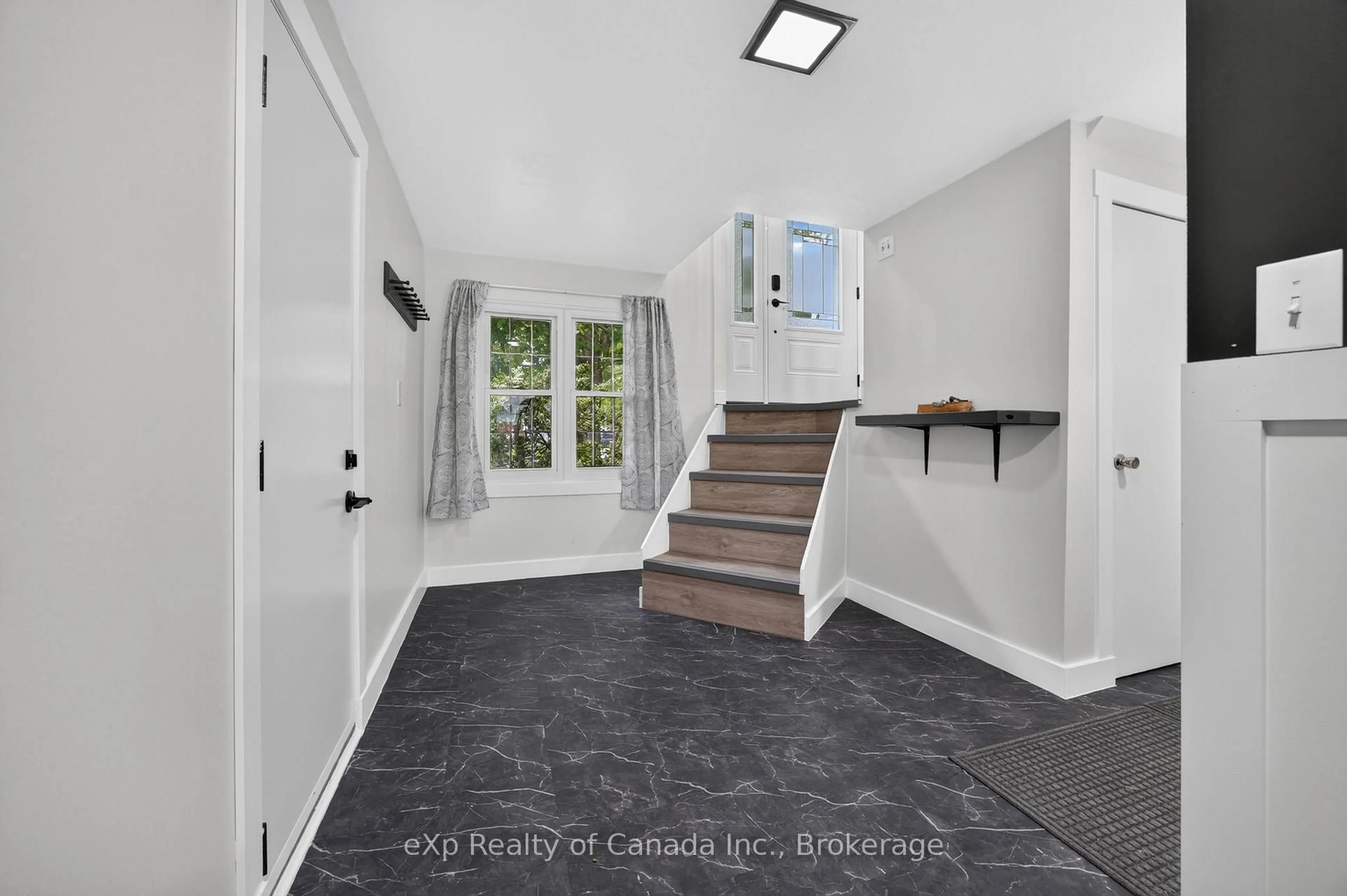 Indoor entryway for 18 Queen St, Norwich Ontario N0J 1R0