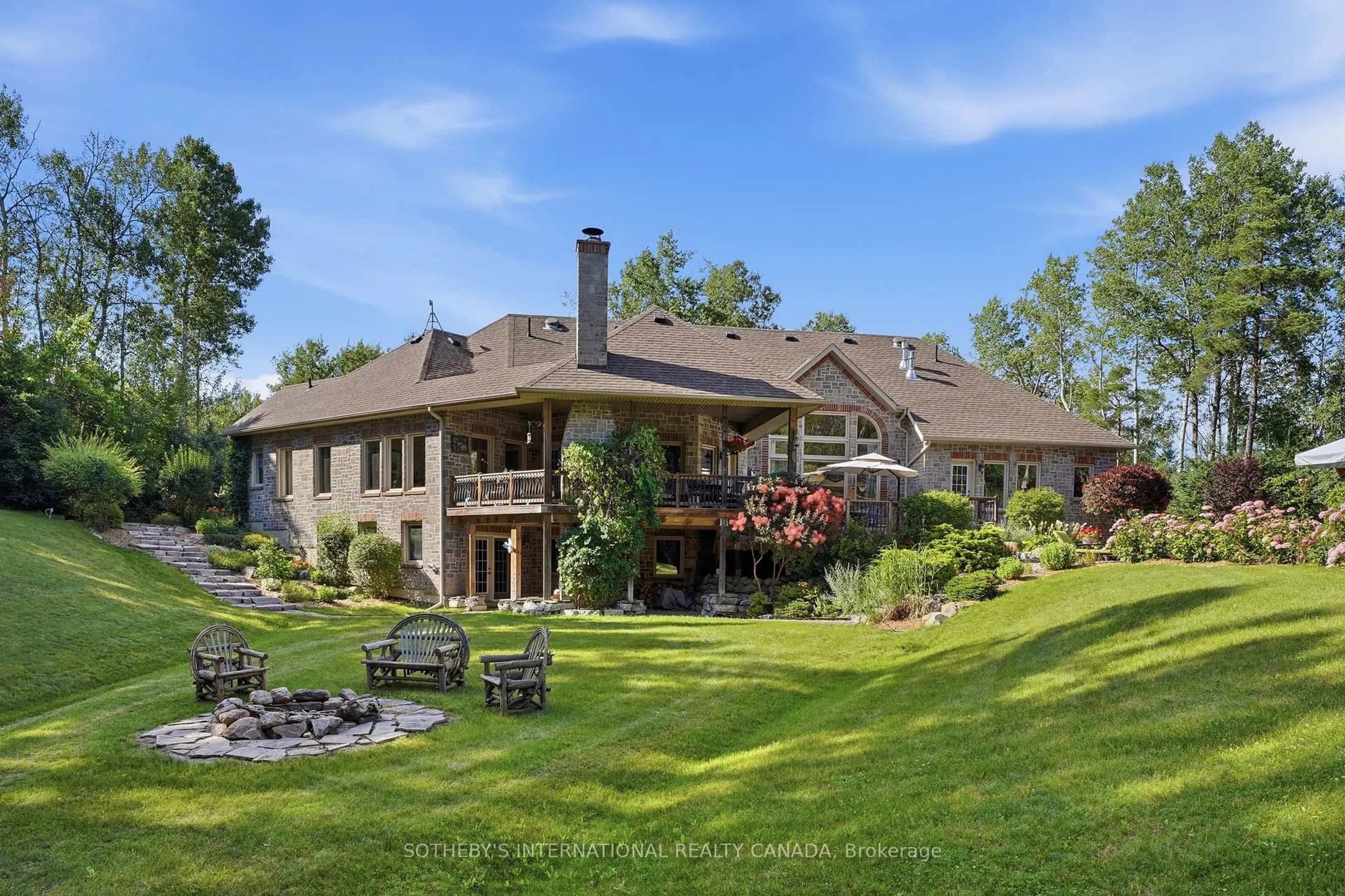 Patio, mountain view for 428300 25 Sdrd, Mono Ontario L9V 1G2