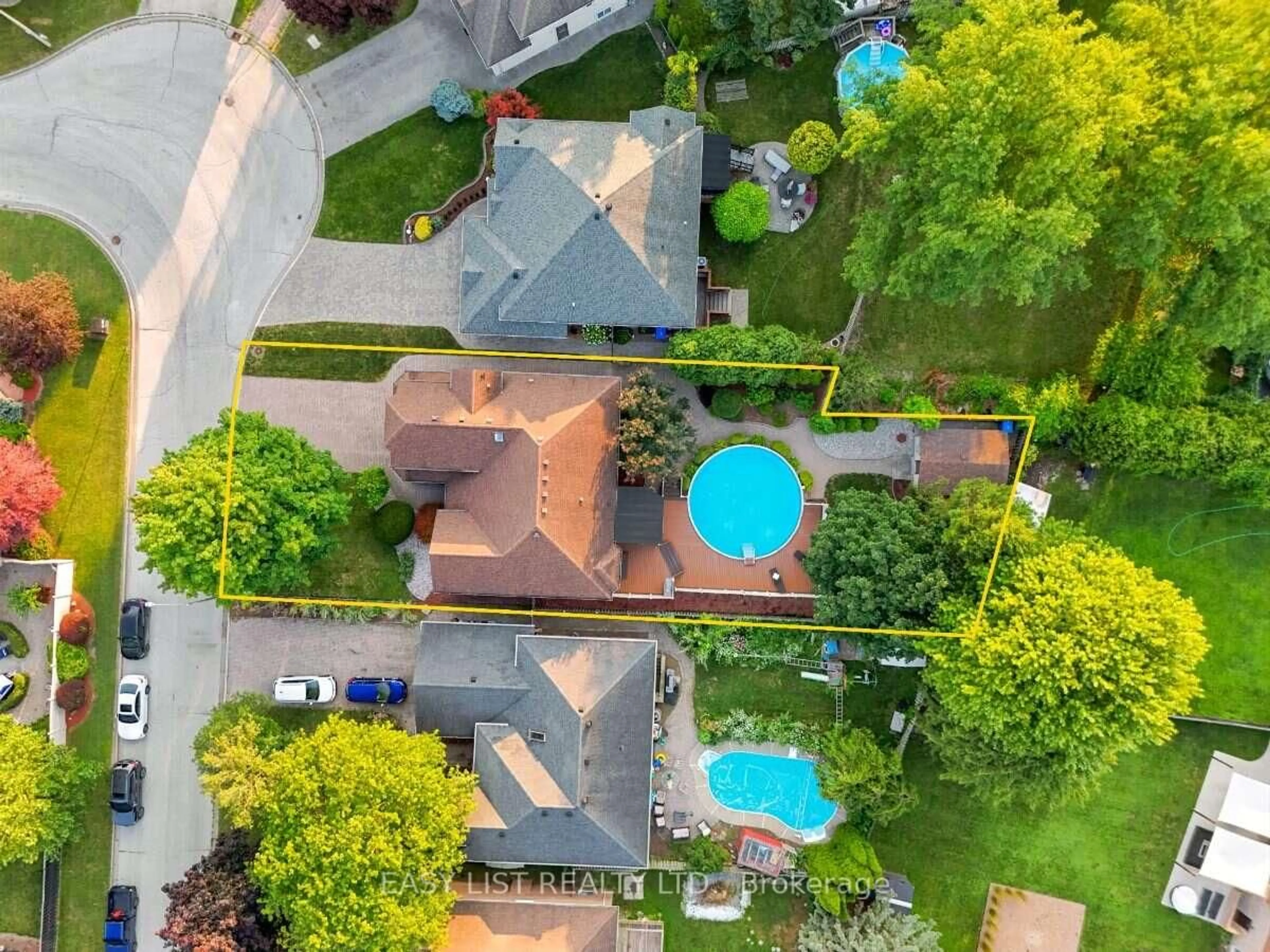 A pic from outside/outdoor area/front of a property/back of a property/a pic from drone, city buildings view from balcony for 5929 Rosewood Cres, LaSalle Ontario N9J 3L7