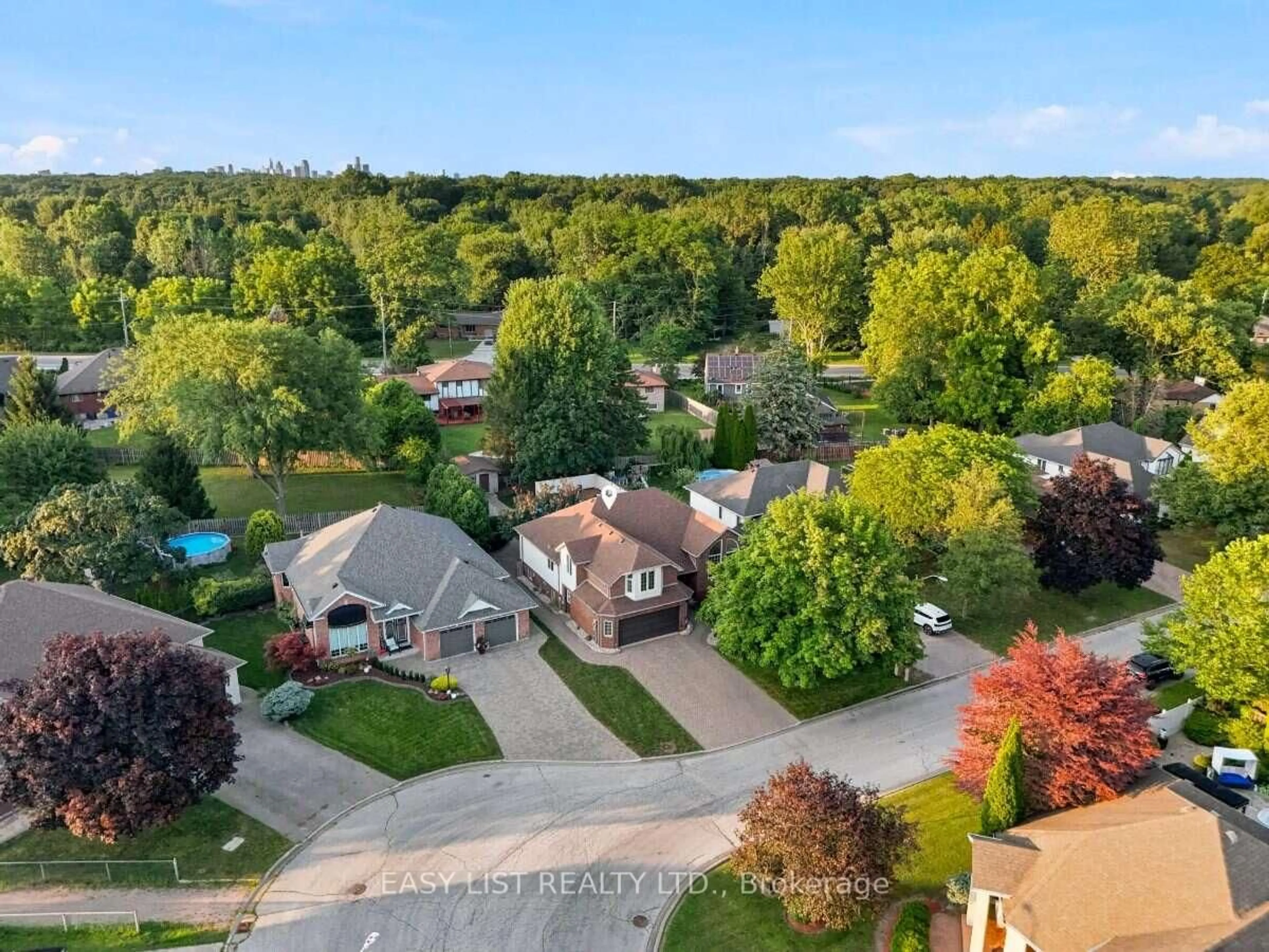 A pic from outside/outdoor area/front of a property/back of a property/a pic from drone, street for 5929 Rosewood Cres, LaSalle Ontario N9J 3L7