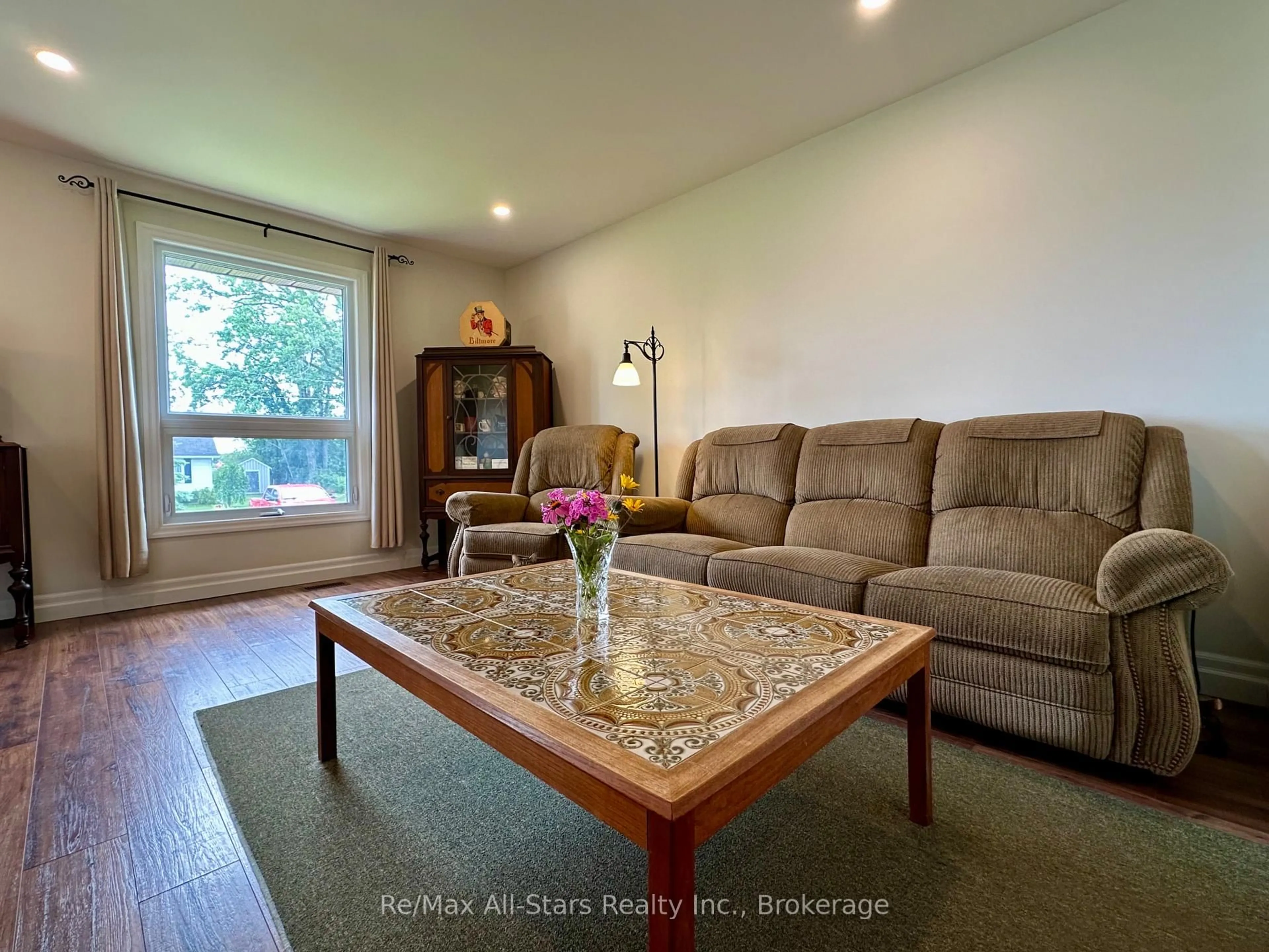 Living room with furniture, wood/laminate floor for 59 Jane St, Kawartha Lakes Ontario K0M 1A0