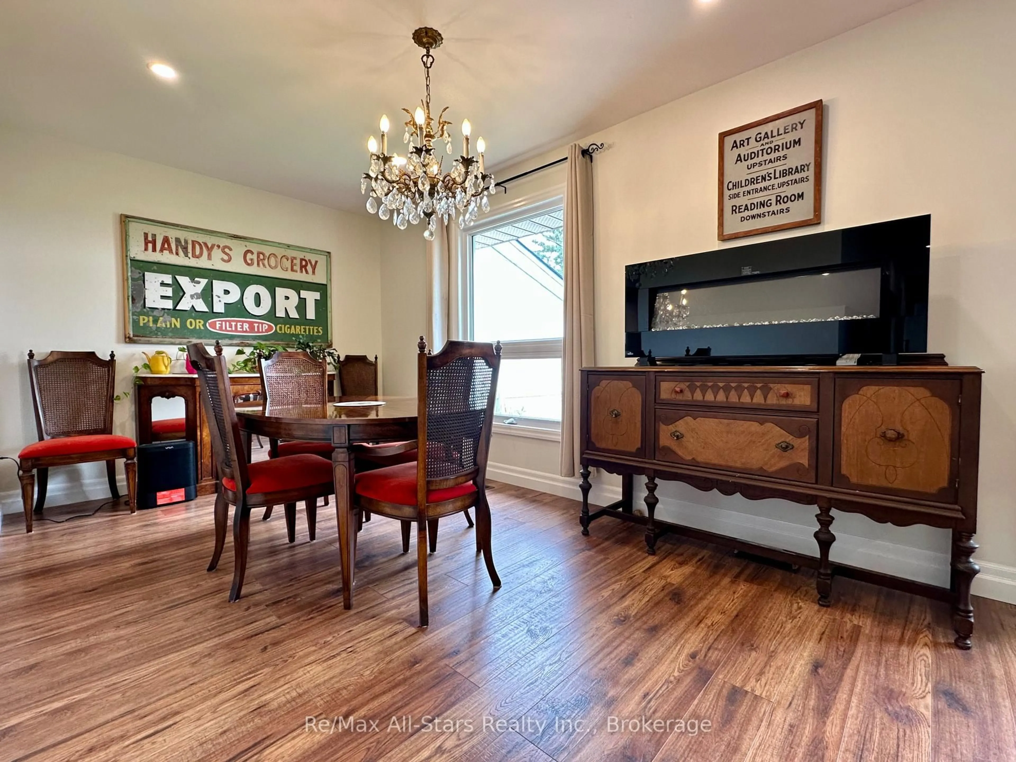 Dining room, wood/laminate floor for 59 Jane St, Kawartha Lakes Ontario K0M 1A0