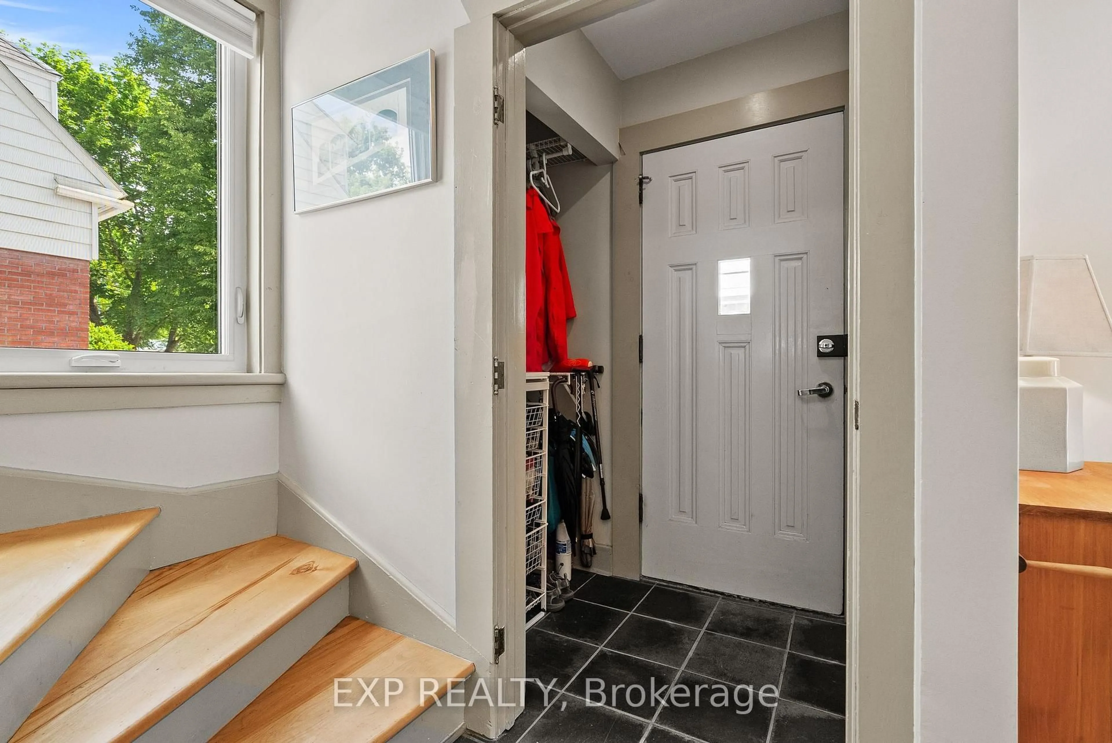 Indoor entryway for 579 Broadview Ave, Ottawa Ontario K2A 2L6