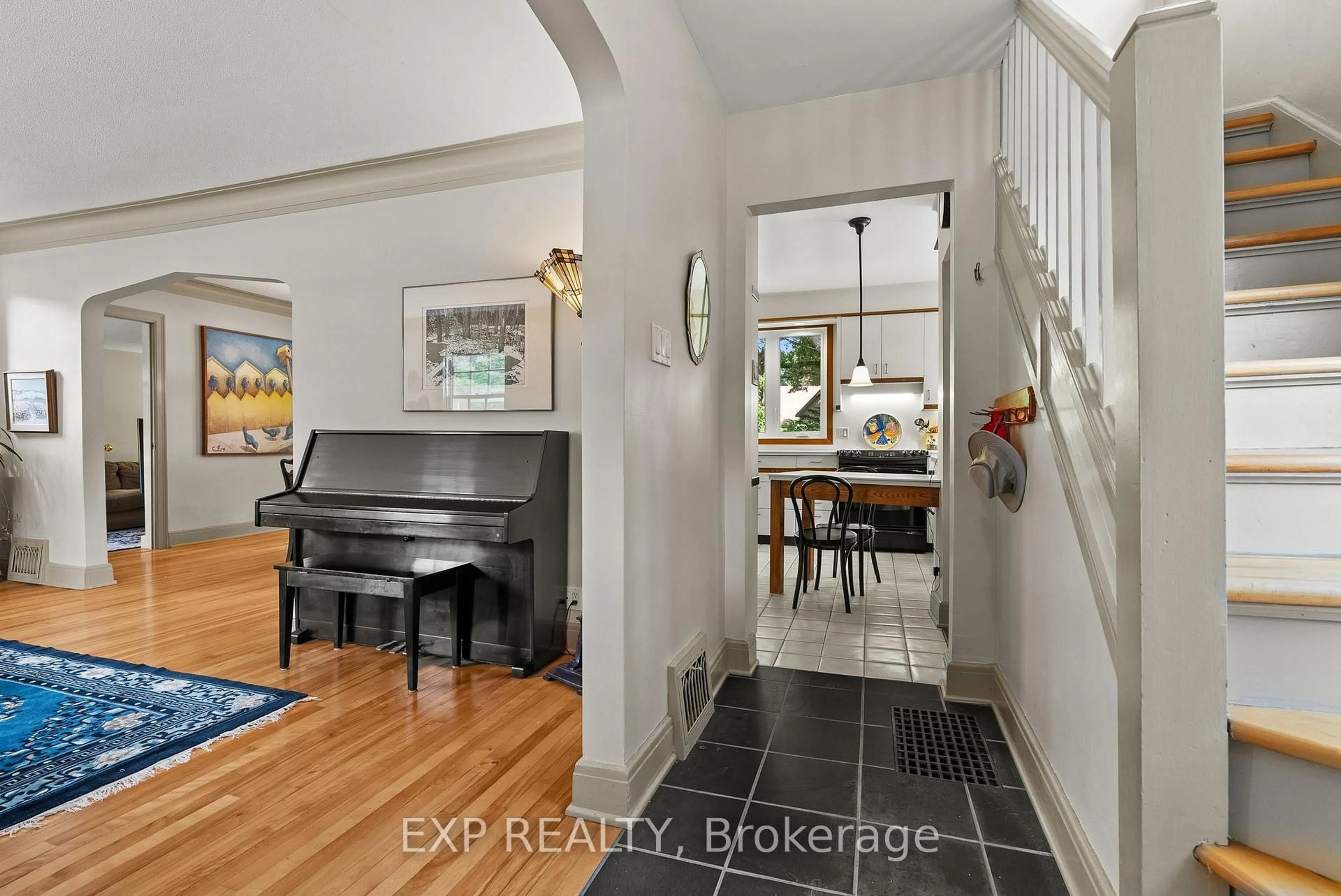 Indoor entryway for 579 Broadview Ave, Ottawa Ontario K2A 2L6