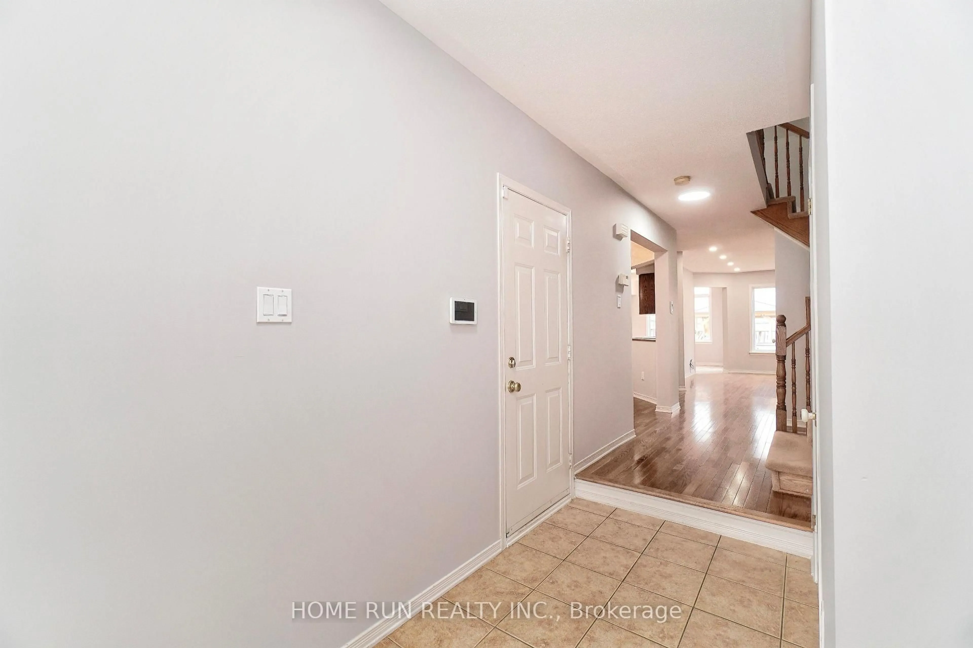 Indoor entryway for 85 Palmadeo Dr, Ottawa Ontario K2J 4Z4