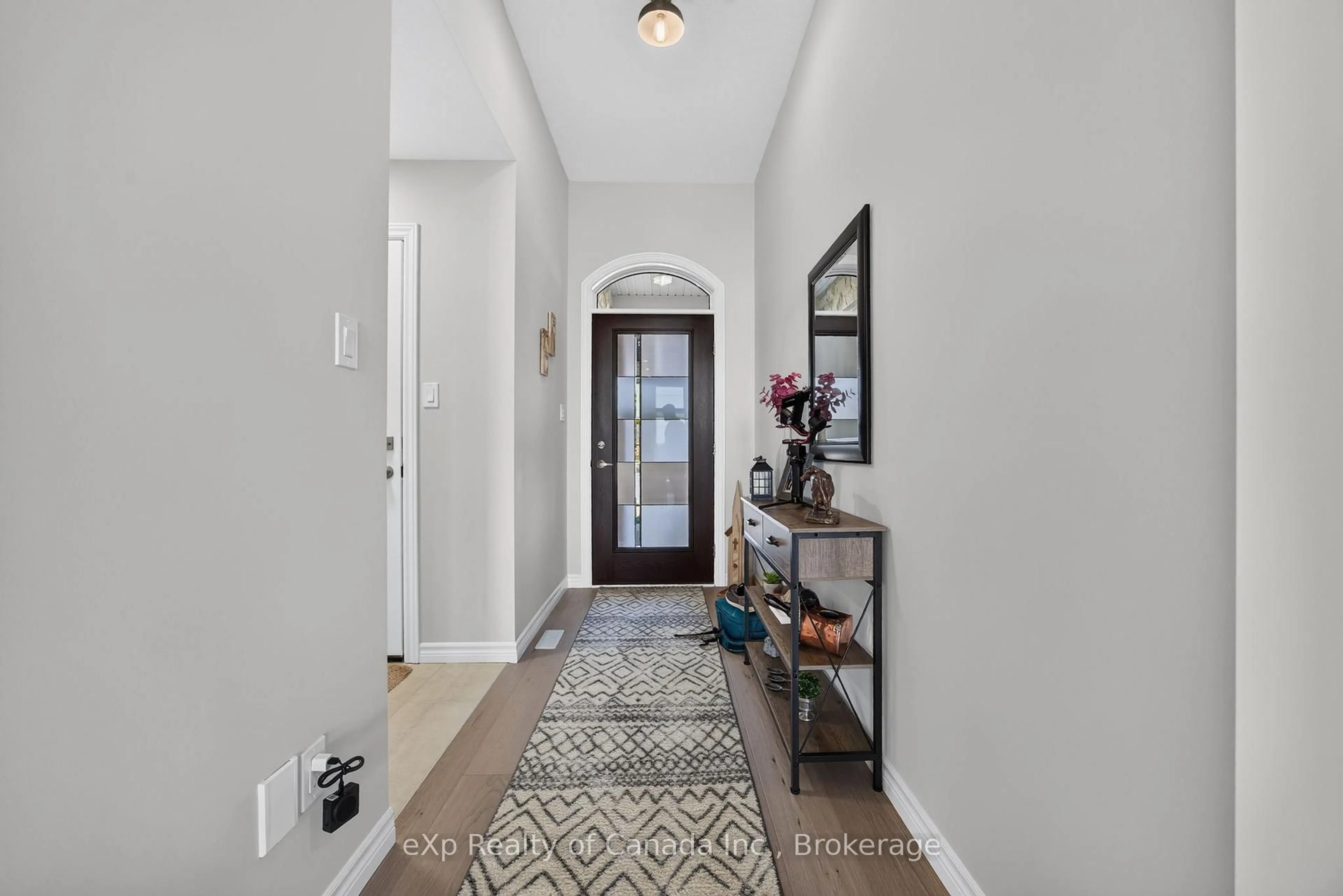 Indoor entryway for 21 Evylean Crt, St. Thomas Ontario N5R 0P6