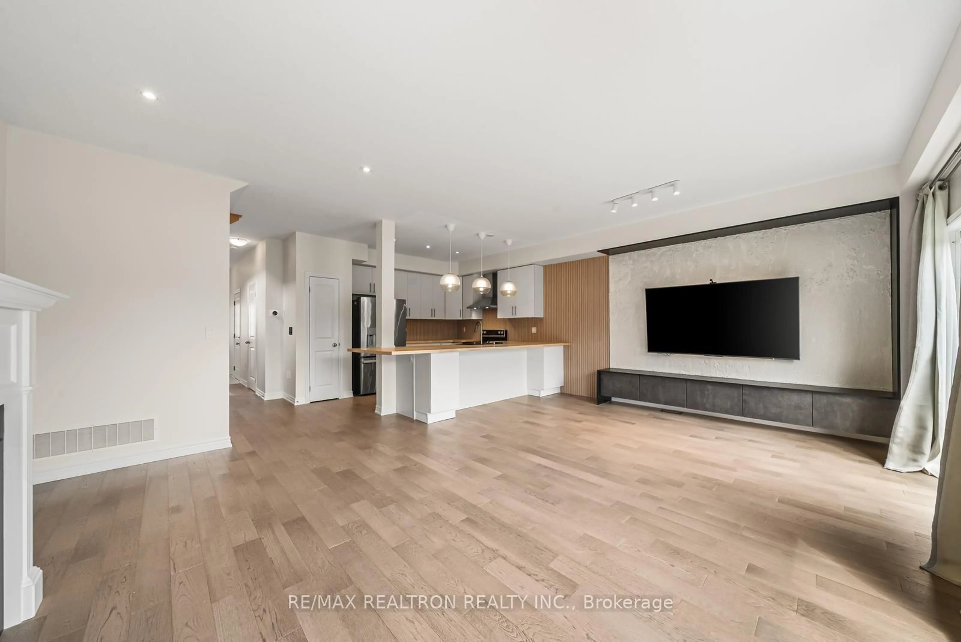 Open concept kitchen, wood/laminate floor for 10 Starling Dr, Hamilton Ontario L9A 2P5