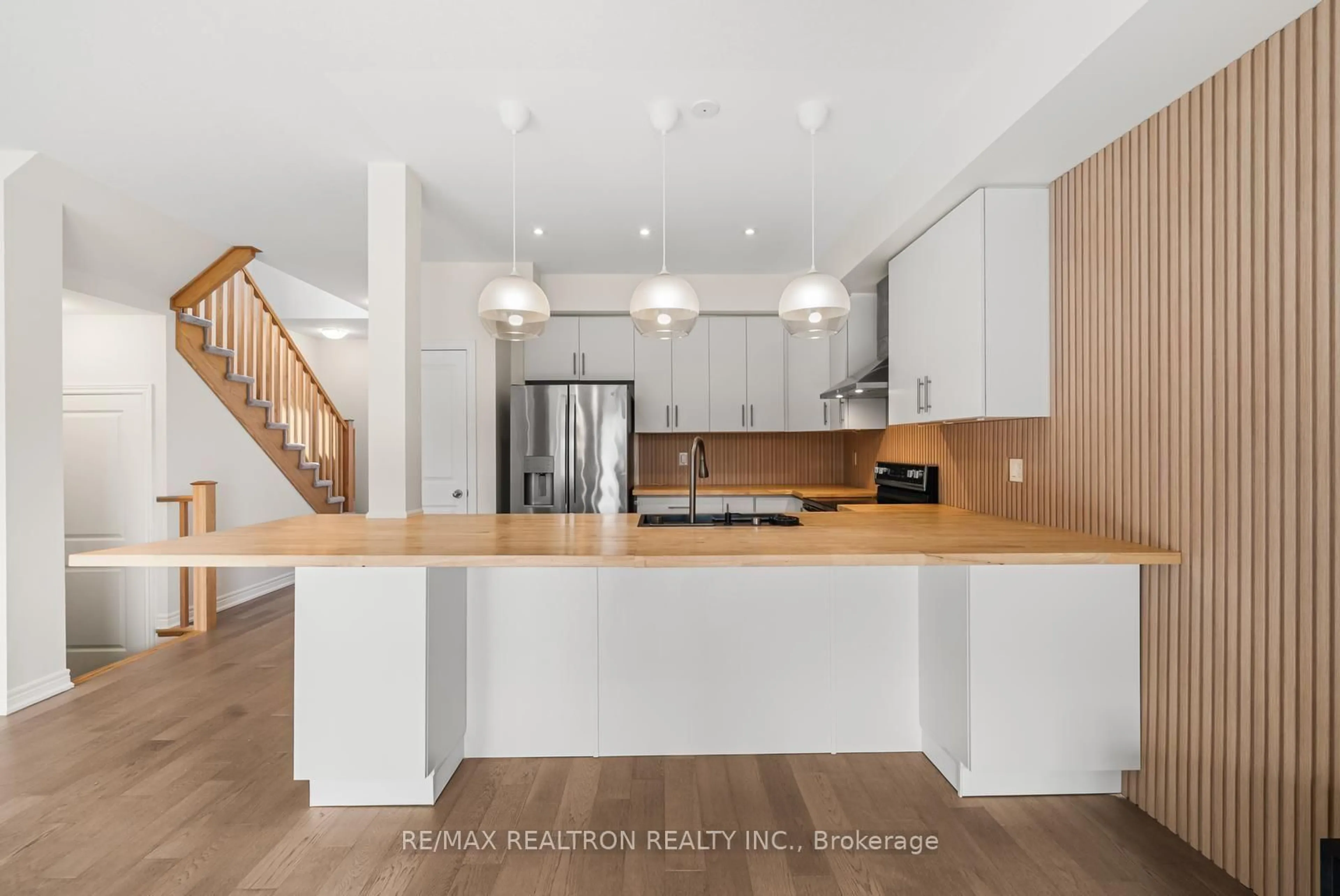 Open concept kitchen, wood/laminate floor for 10 Starling Dr, Hamilton Ontario L9A 2P5