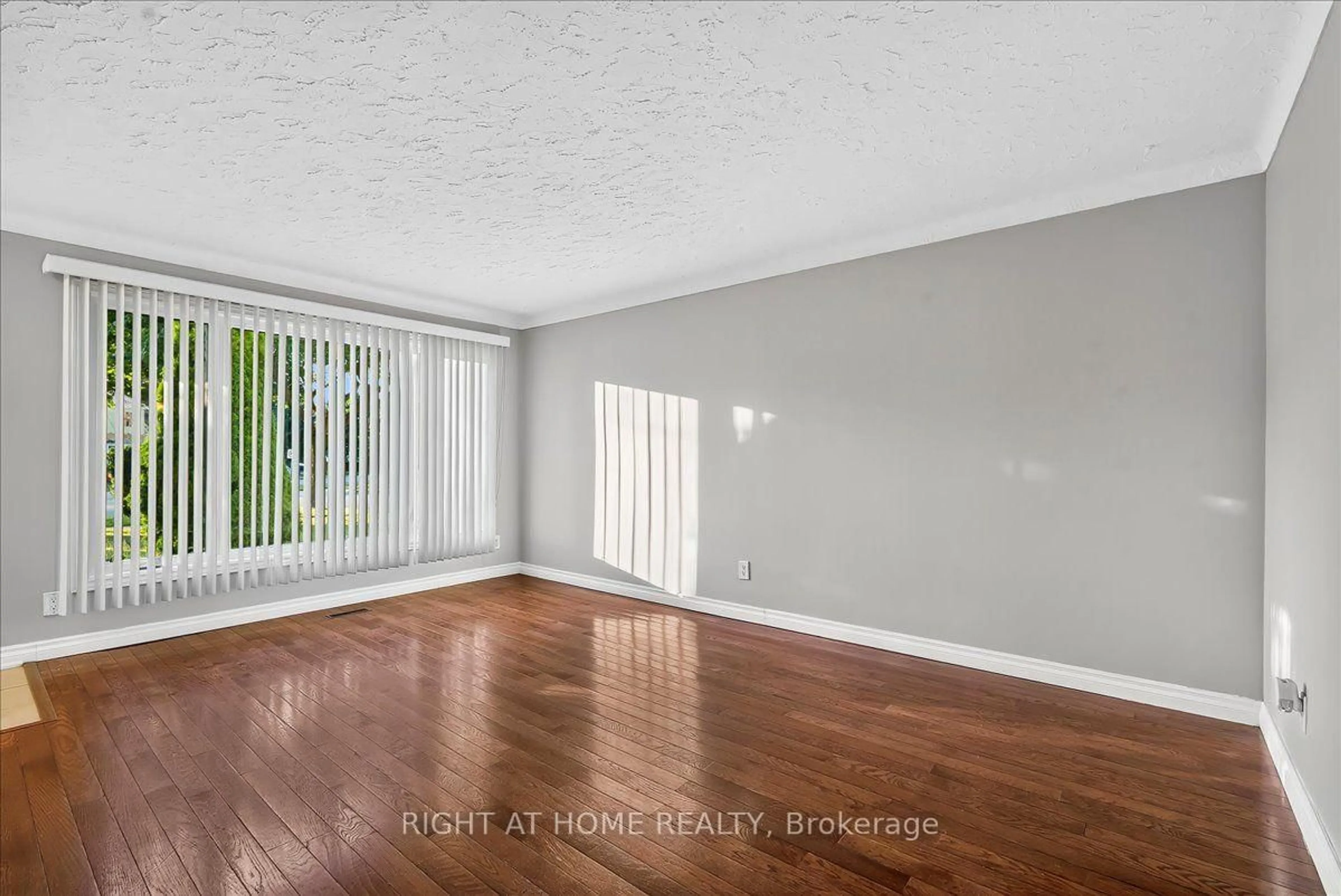 A pic of a room for 620 Carlton St, St. Catharines Ontario L2M 6Z1