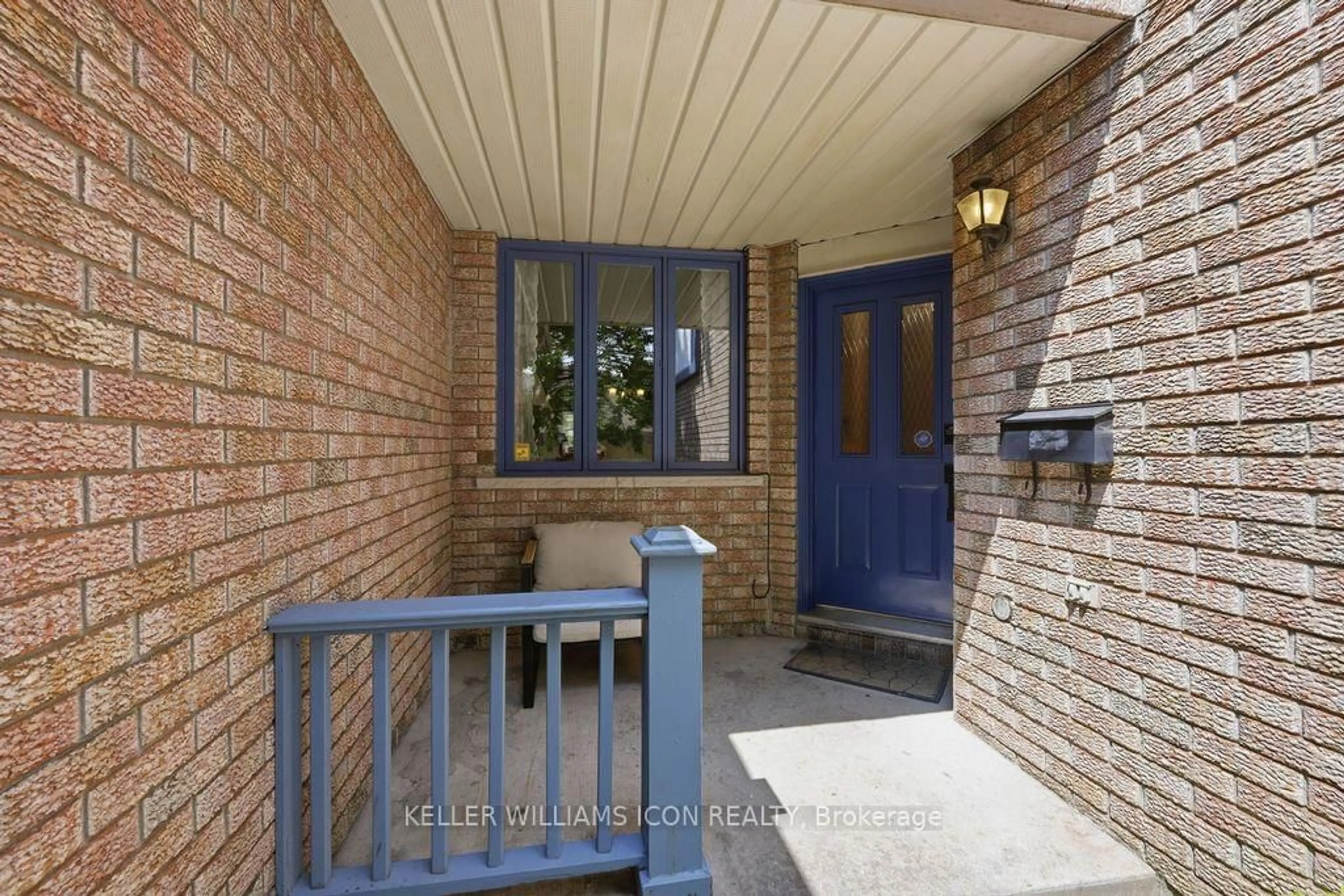 Indoor entryway for 15 Locheland Cres, Ottawa Ontario K2G 6H2