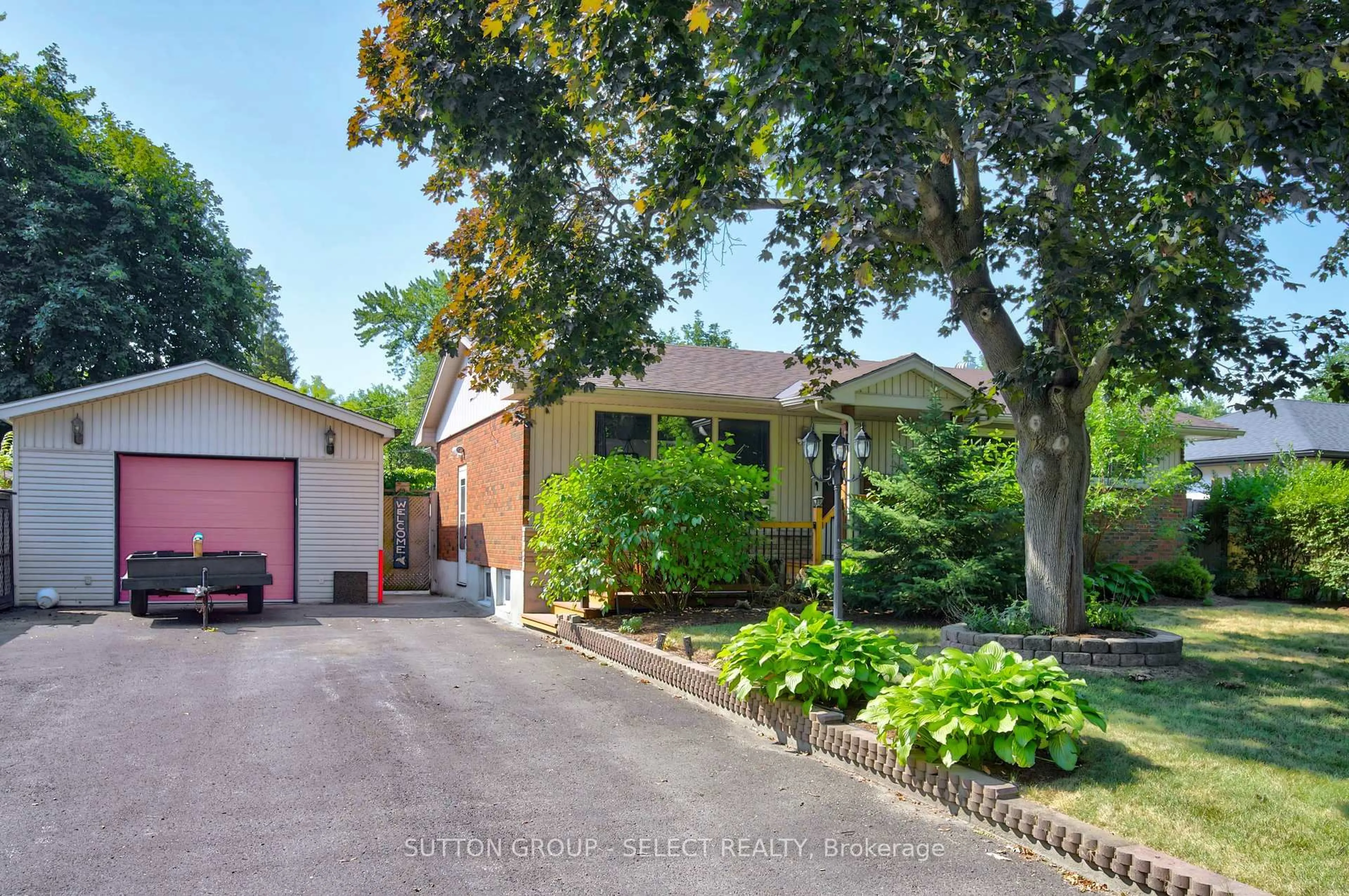 A pic from outside/outdoor area/front of a property/back of a property/a pic from drone, street for 1470 Perth Ave, London East Ontario N5V 2M5