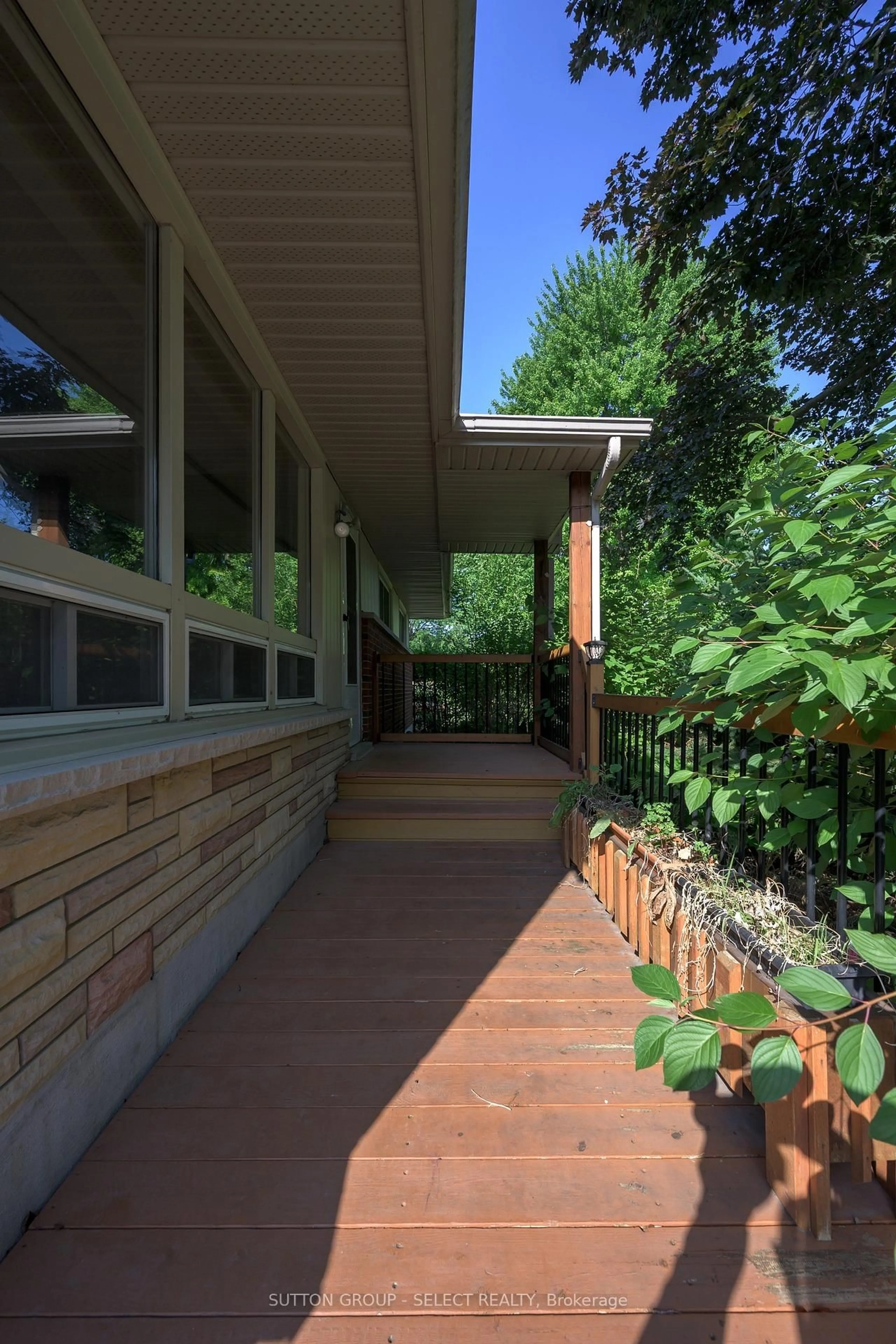 Patio, street for 1470 Perth Ave, London East Ontario N5V 2M5