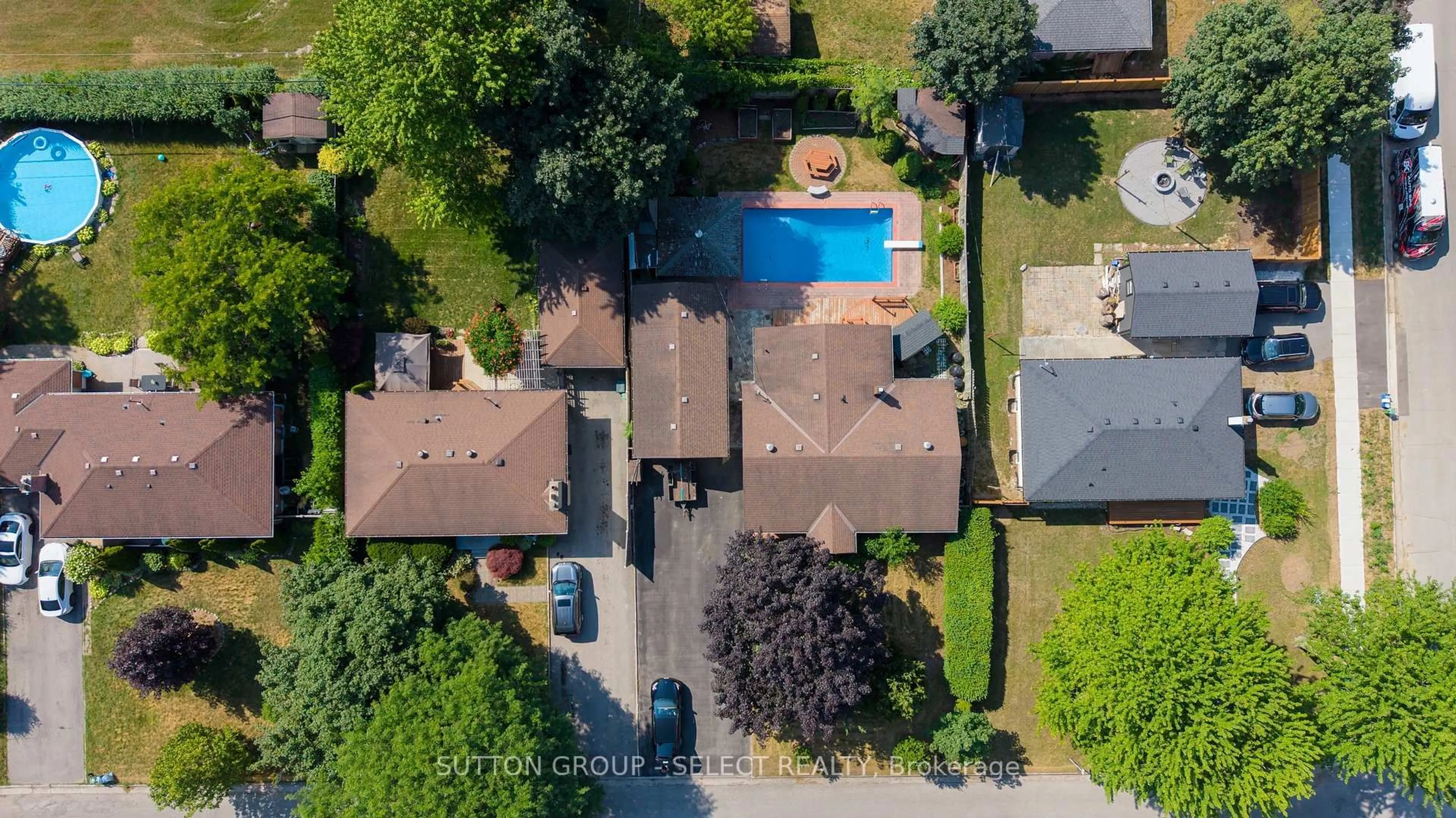 A pic from outside/outdoor area/front of a property/back of a property/a pic from drone, street for 1470 Perth Ave, London East Ontario N5V 2M5